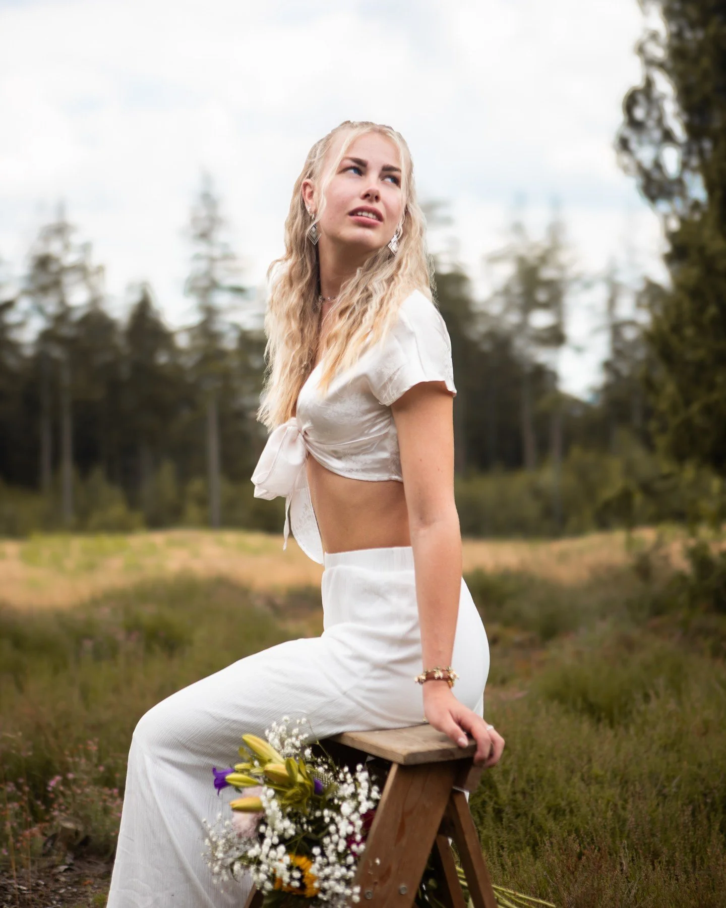 De prachtige @leahvrvrt in juli toen het nog een stuk minder koud was dan nu. Lekker creatief geweest met een houten trapje en een mooie bos bloemen. 💐

#creatief #fotoshoot #portret #bloemen #canon #fotografie #vriendinnen