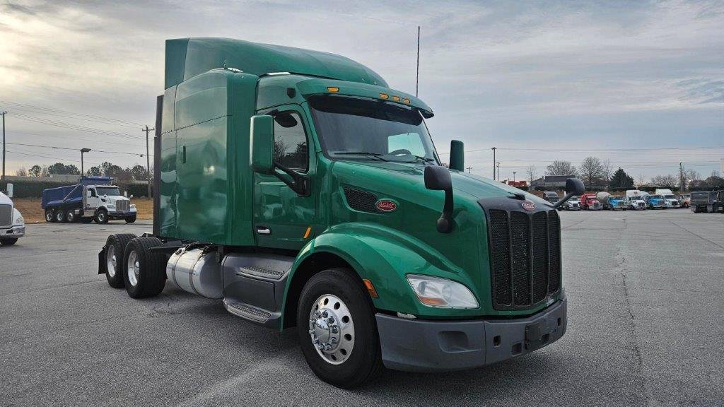 2019-Peterbilt-579-UU272381-Front-Angle-Exterior-Passenger-Side.jpg