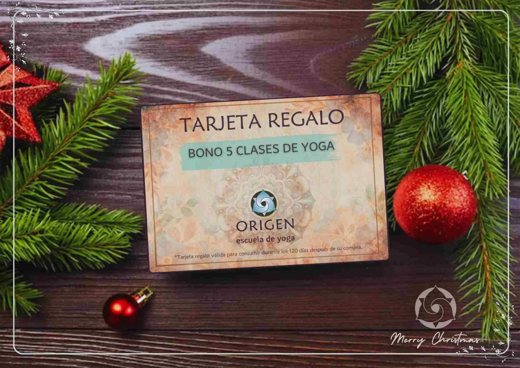 Tarjeta de regalo para 5 clases de yoga en la escuela de yoga Origen, decorada con ramas de pino, una bola navideña y una estrella navideña.