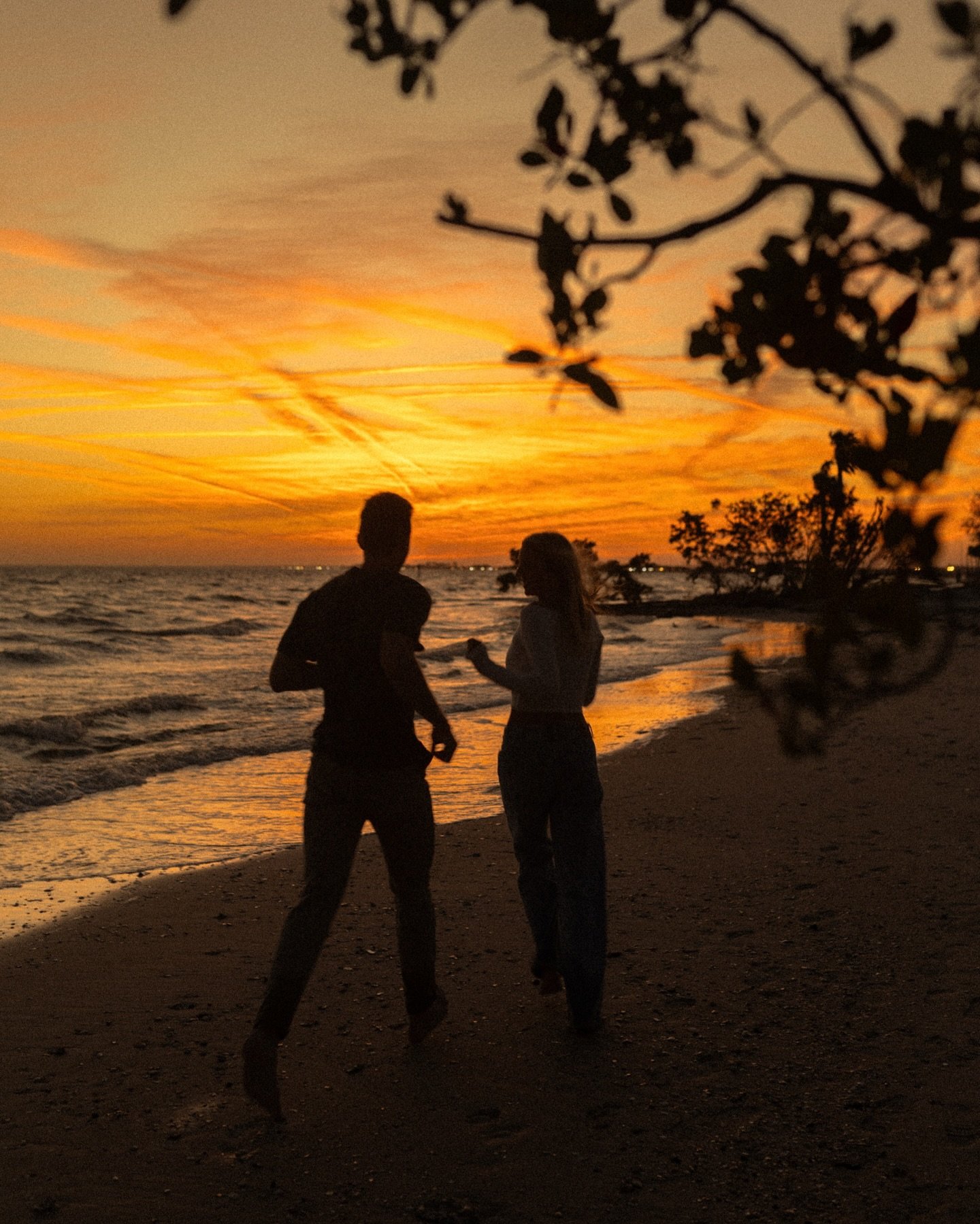 Lindsay &amp; Logan 🌿🌅

Pinterest inspo, movie scenes, couple photography, beach, ocean, sunset, movie stills, film, romance, visual poetry, story telling

#authenticlovemag #dirtybootsandmessyhair #777luckyfish #couplesphotographer #nhphotographer