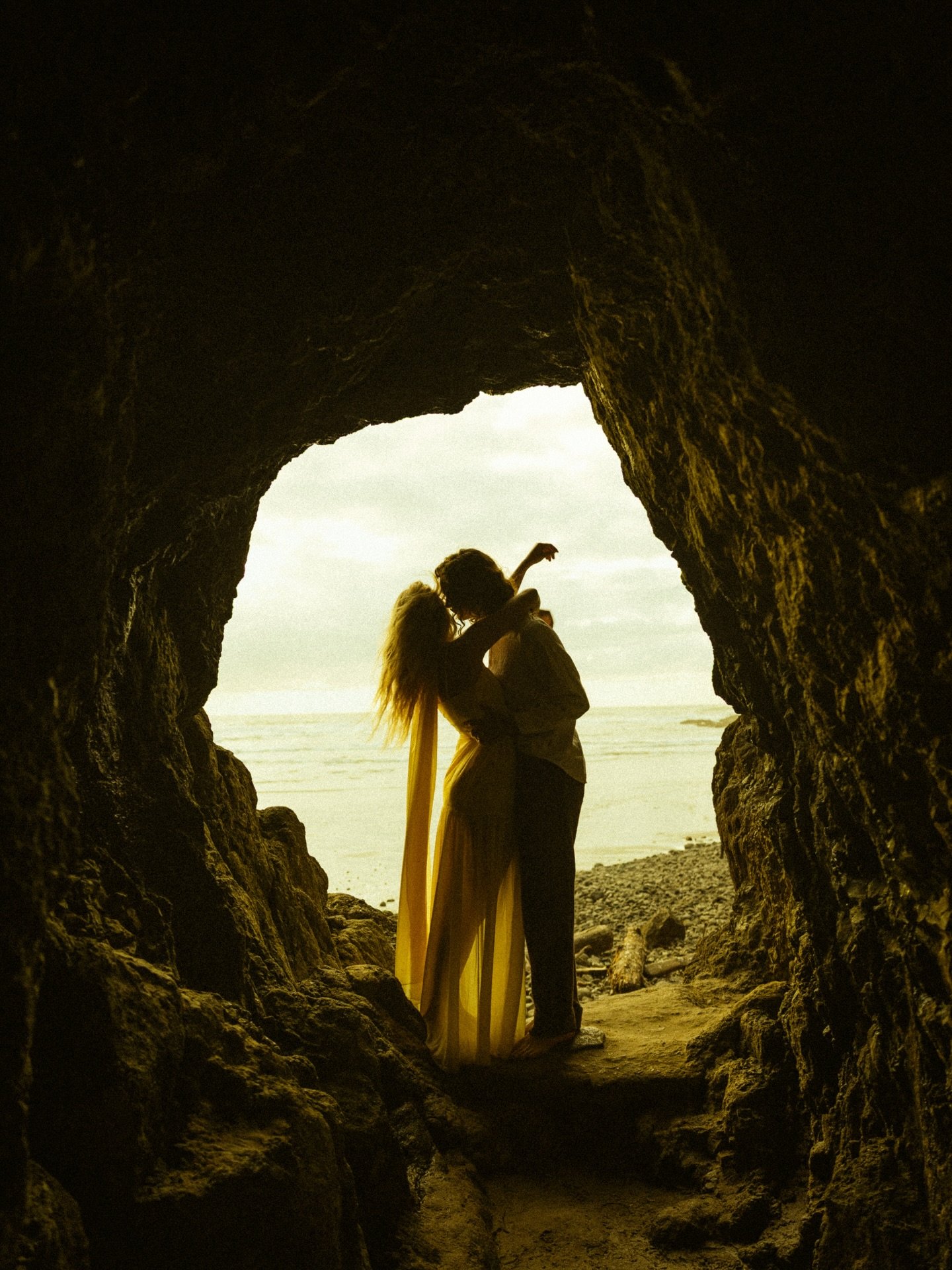 Emilie &amp; Max💛🌊

#engagementphotographer #elopementphotographer #couplesphotographer #oregoncoast #visualpoetry