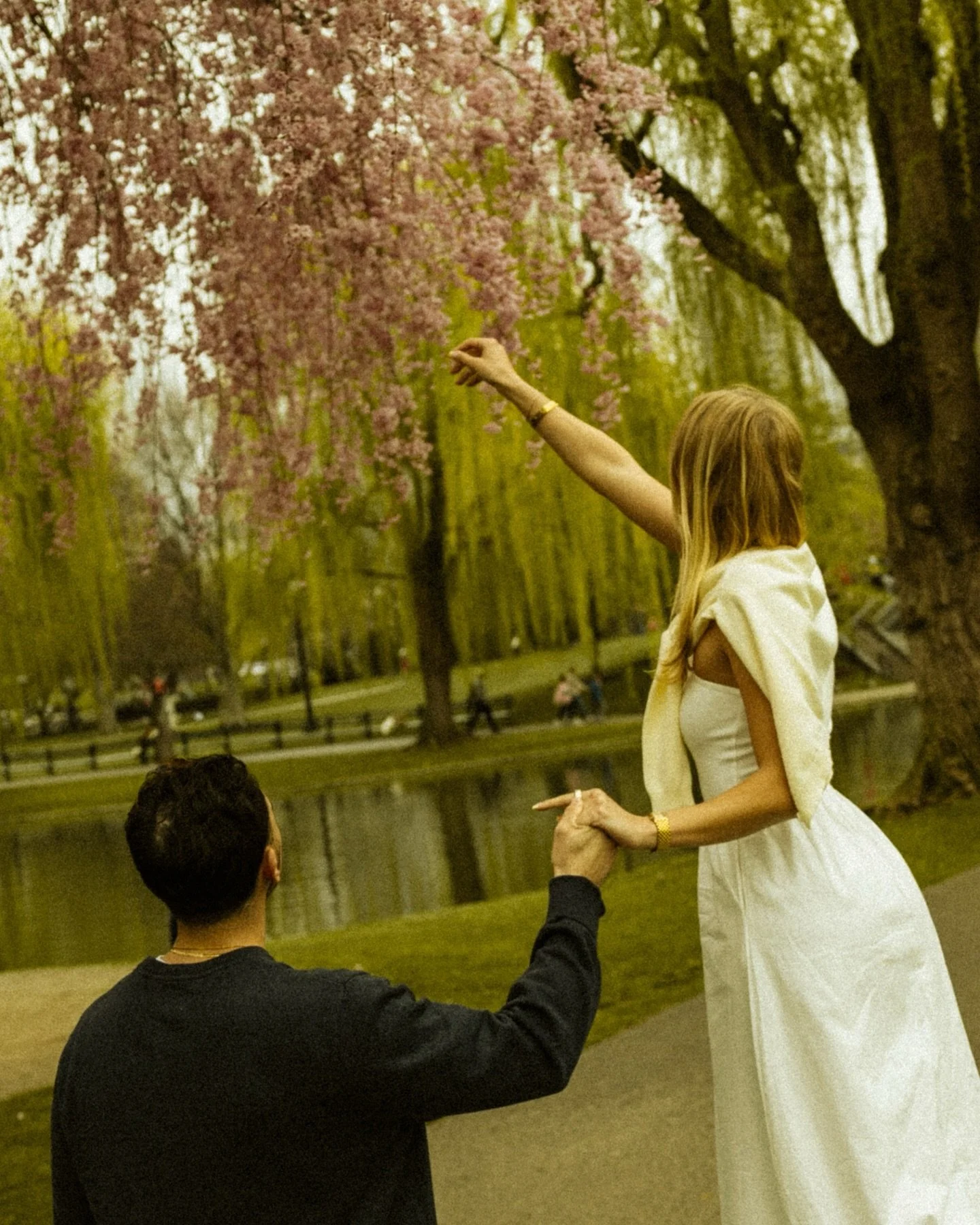 Jordyn &amp; Taylor in Boston🌸

#authenticlovemag #couplesphotographer #portraitphotographer #visualpoetry #inspirmag