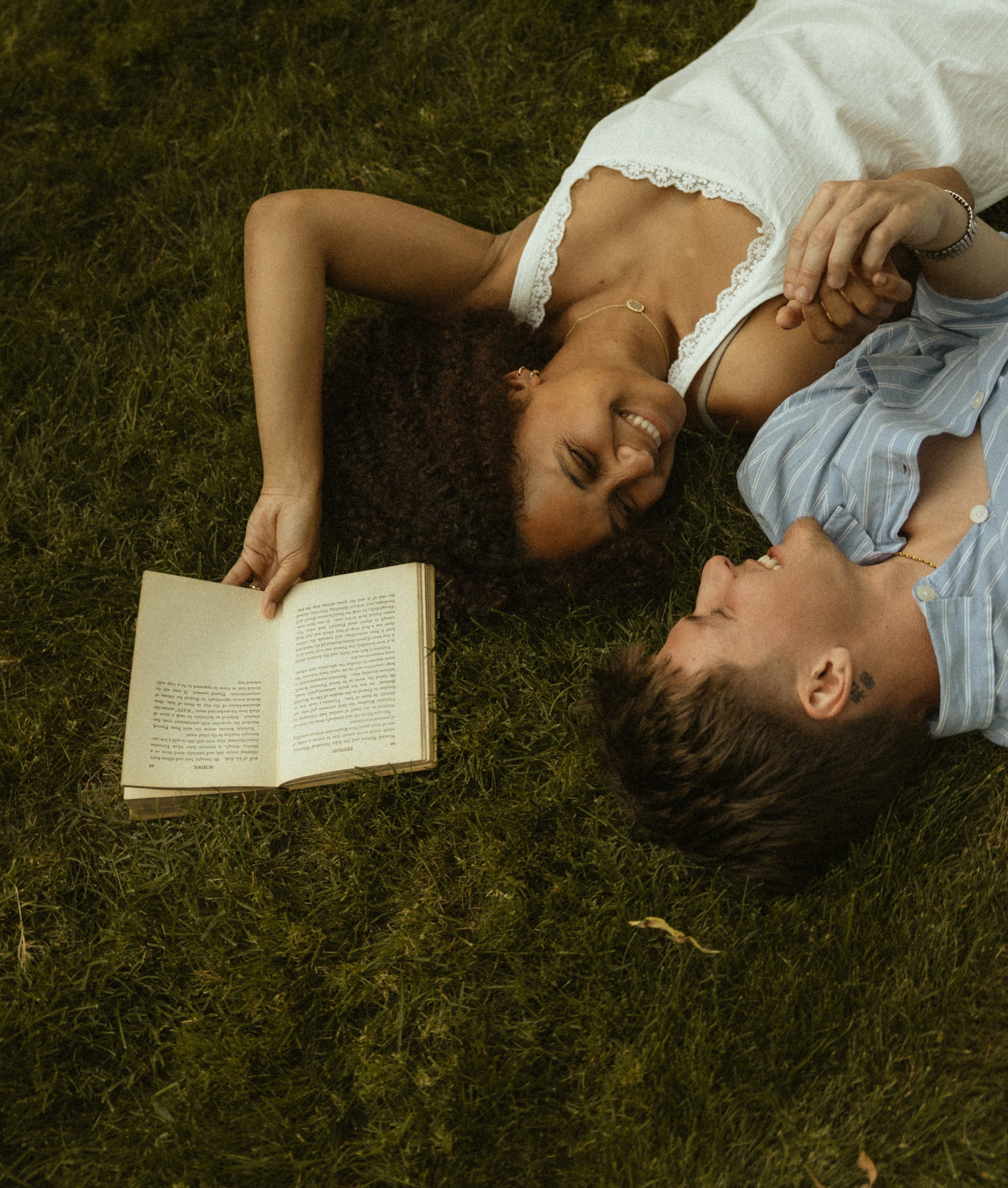 @nikkimitchell_ &amp; @shawnslvn in the evening 📖🧺

#couplesphotography #visualpoetry #pinterestinspo #couplesphotographer