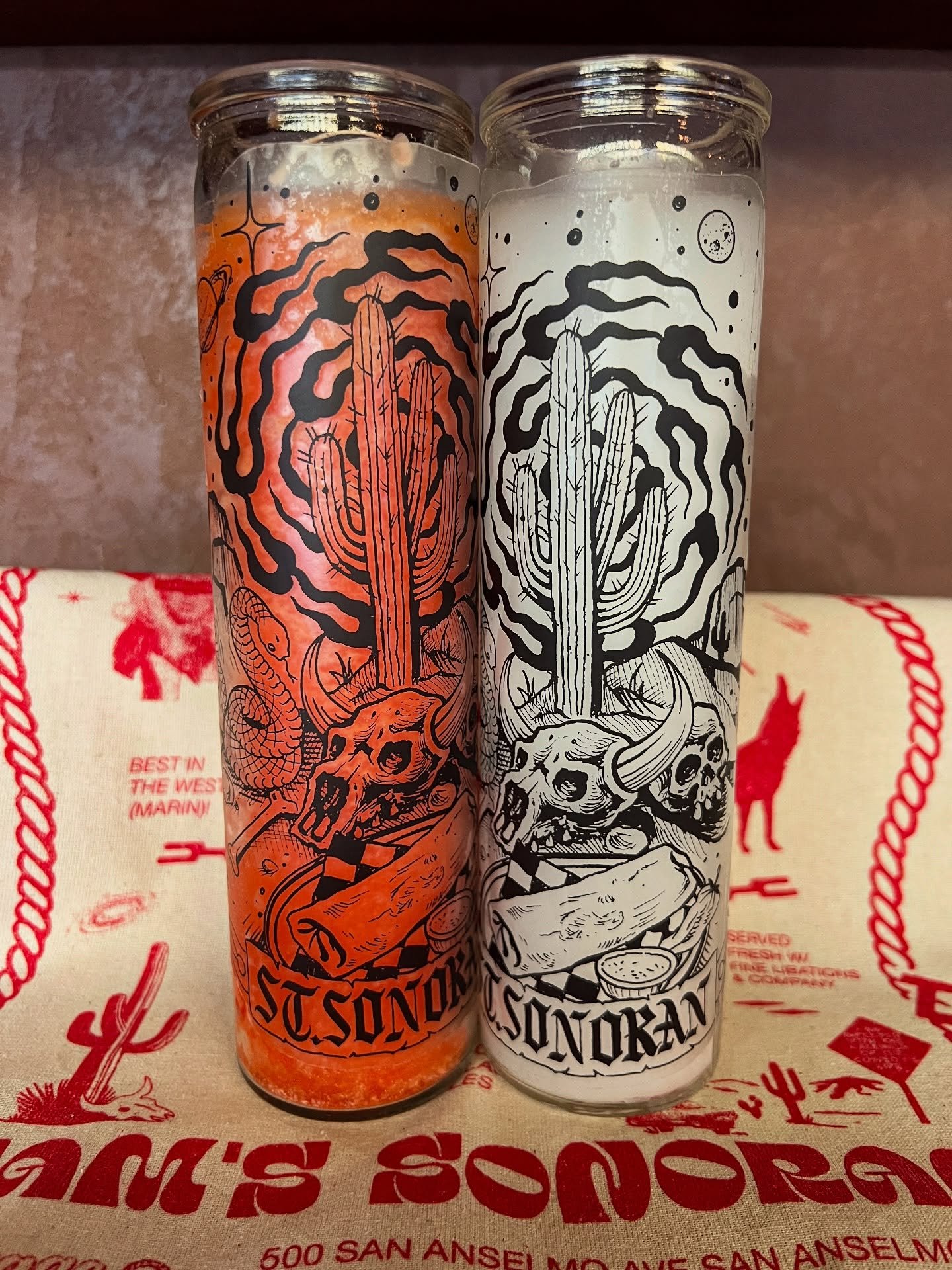 🕯️light the impending winter dark with the one and only 🌵𝔰𝔱. 𝔰𝔬𝔫𝔬𝔯𝔞𝔫 𝒫ℛ𝒜𝒴ℰℛ 𝒞𝒜𝒩𝒟ℒℰ🌵🕯️a fine gift for the holidays or an ample addition to your home altar, this vessel of luminous flame prompts the coyotes to howl and the cosmos to