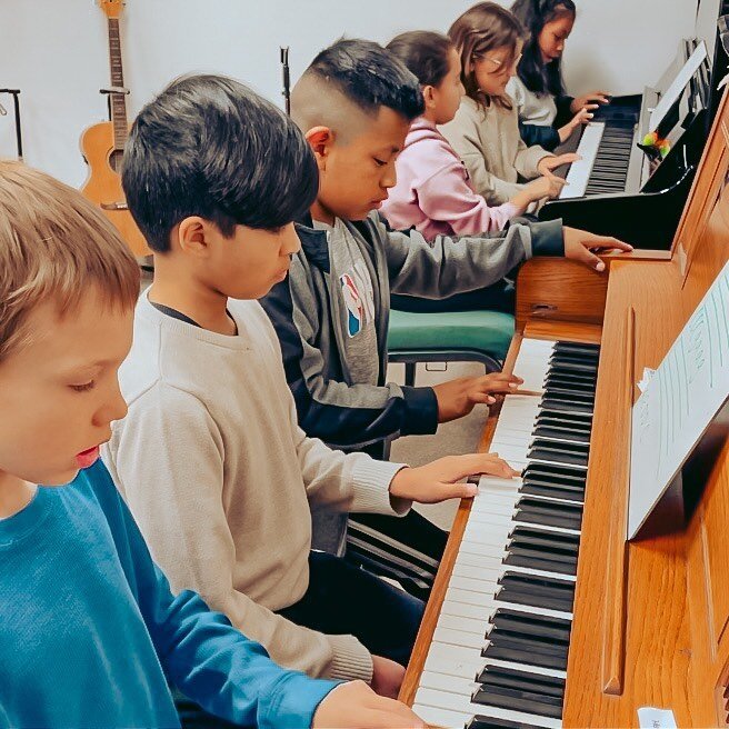 Our Los Maestros piano students (3rd-5th Graders) hard at work! This semester, we worked on the 4 main ways we communicate visually in music:
1. Notation (notes on a staff)
2. Letters (CDEFGABC)
3. Numbers (12345671)
4. Solf&egrave;ge (do re mi fa so