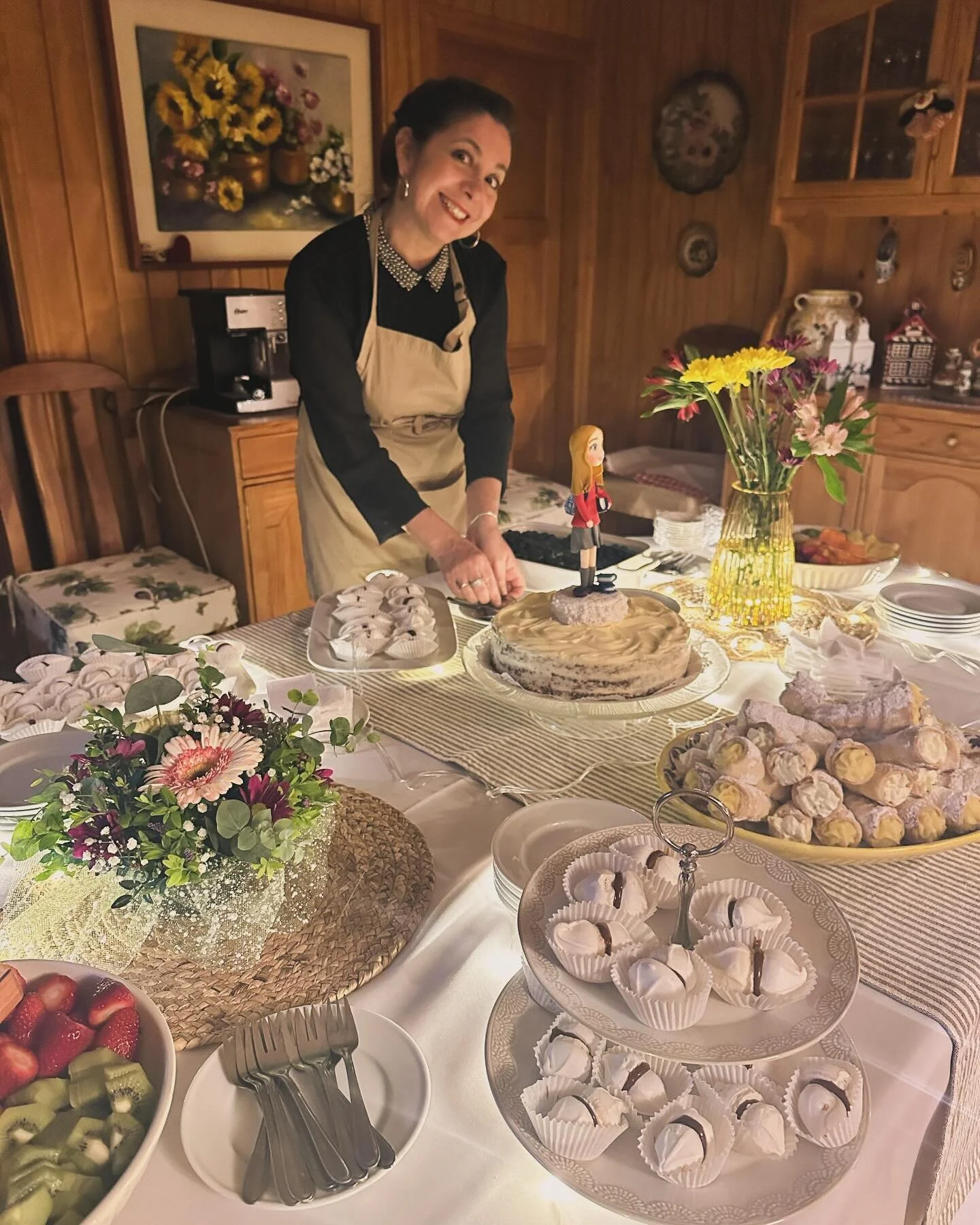 Aqui esta nuestra nancy montando esta mesa dulce para un evento privado de  licenciatura en puerto varas ! Muchas gracias por la preferencia ! 👌