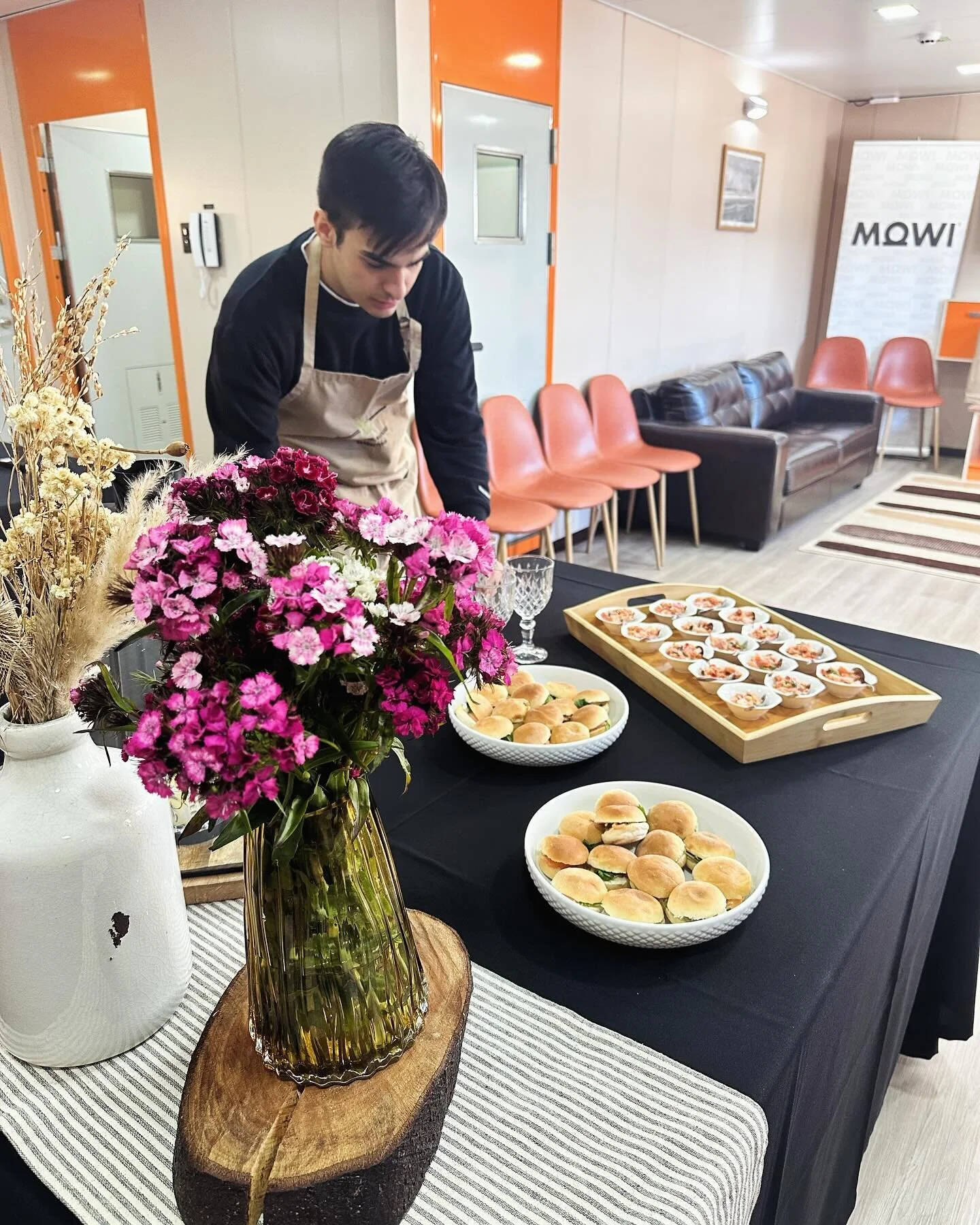 Aqui nuestro querido Ignacio, alistando todo para un coctel esta tarde en Astilleros Detroit. Tremenda experiencia y felices que nos prefieran para sus eventos corporativos. #eventos #banqueteria #banqueteriapuertovaras #banqueteriapuertomontt #cater