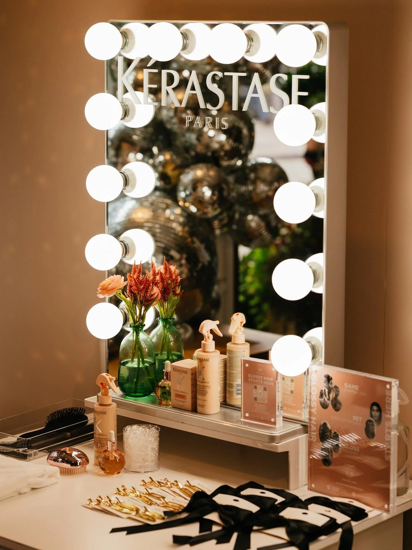 This is a beautiful event we did with @lovefeste and @champerssocialclub for @kerastase_official x @overheardnewyork 🎀

Featured Items: 
🪞Hollywood Vanity Mirror 2.0 with custom graphics 
🎬White Directors Chair - Tall with custom graphics 
🤍White