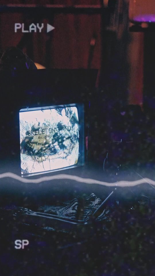 @skeletonhands.tv mission control at @fingerlakesgrassrootsfest Cabaret Stage for the @ithaca_underground block of musicians.
Mixing visuals from VHS tapes into a live complementary graphic display for all of the bands and artists.
📸: @aeons.of.l