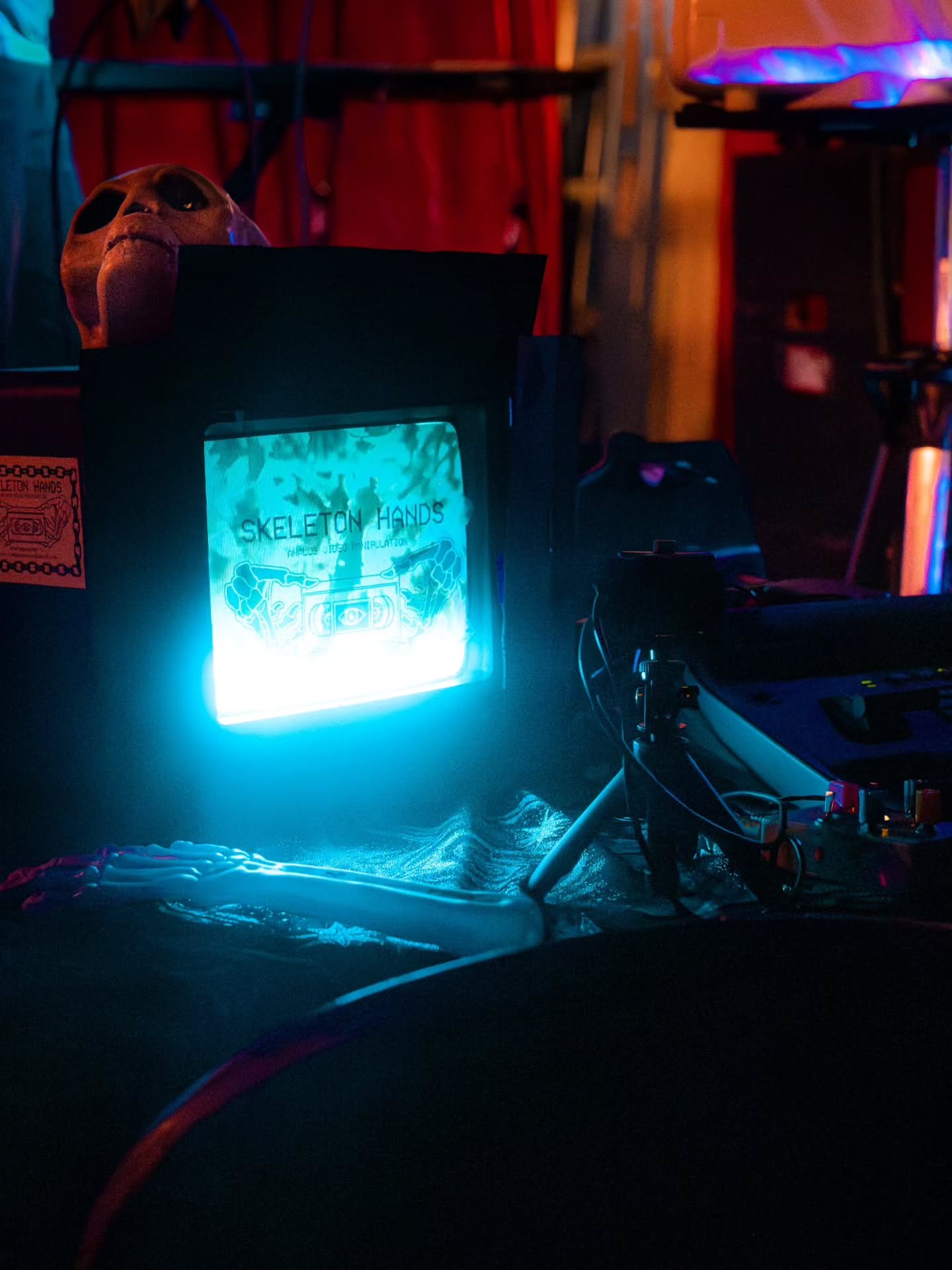 The live visual artists @skeletonhands.tv set the perfect backdrop for all the @ithaca_underground band performances at @fingerlakesgrassrootsfest with their blend of analog media. Mixing and manipulating retro VHS tapes on the fly to give a truly un