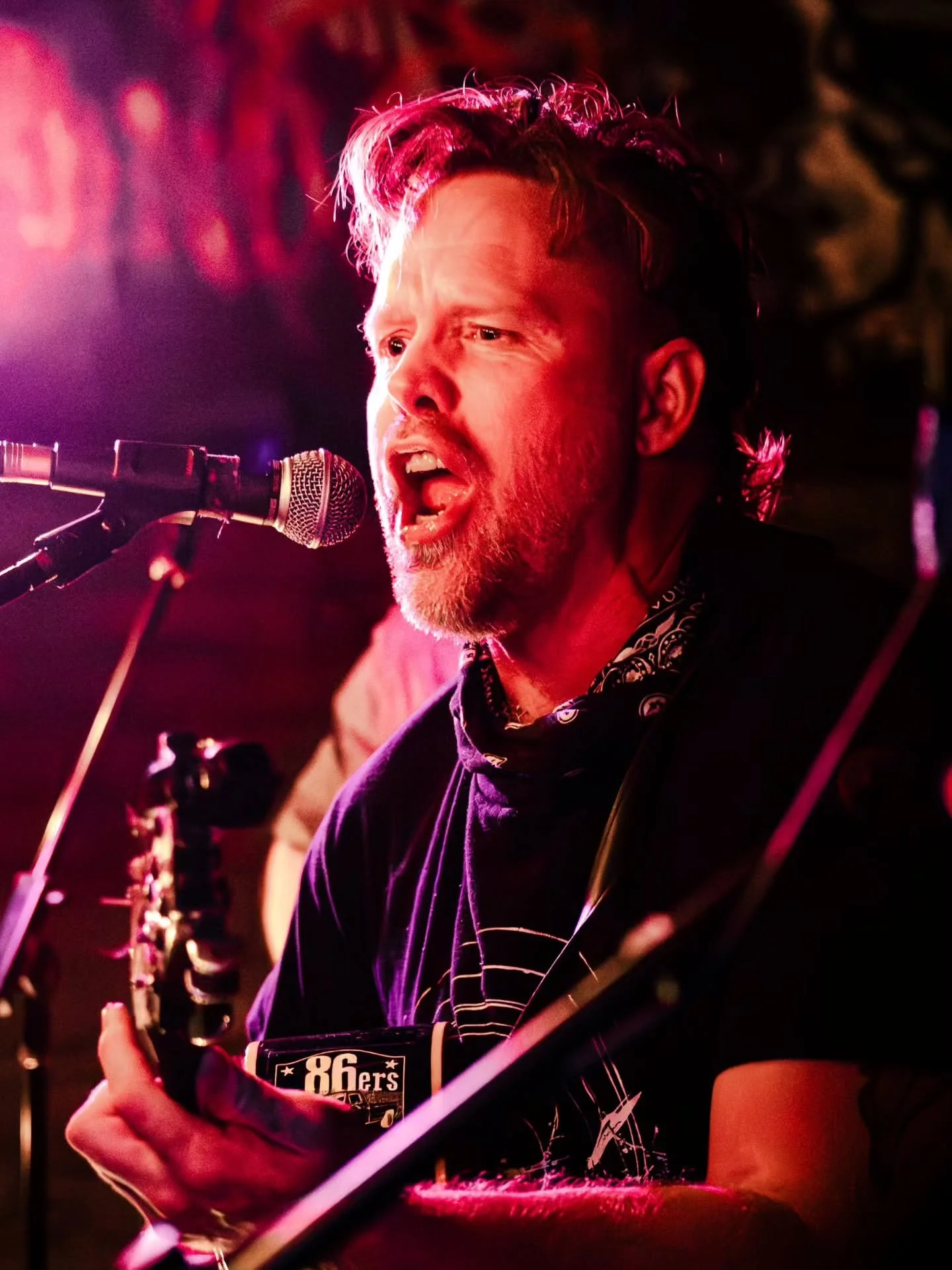 Pay a toll to the troll to see the show.
Under a bridge in a thunderstorm ⛈️
@motherwortband
@secretservicemen
@nancy.babich
@the86ers_ithaca
@milk_cousin_band
#trollbridge #concertphotography #livemusic #ithacamusic #punk #ithacaphotographe