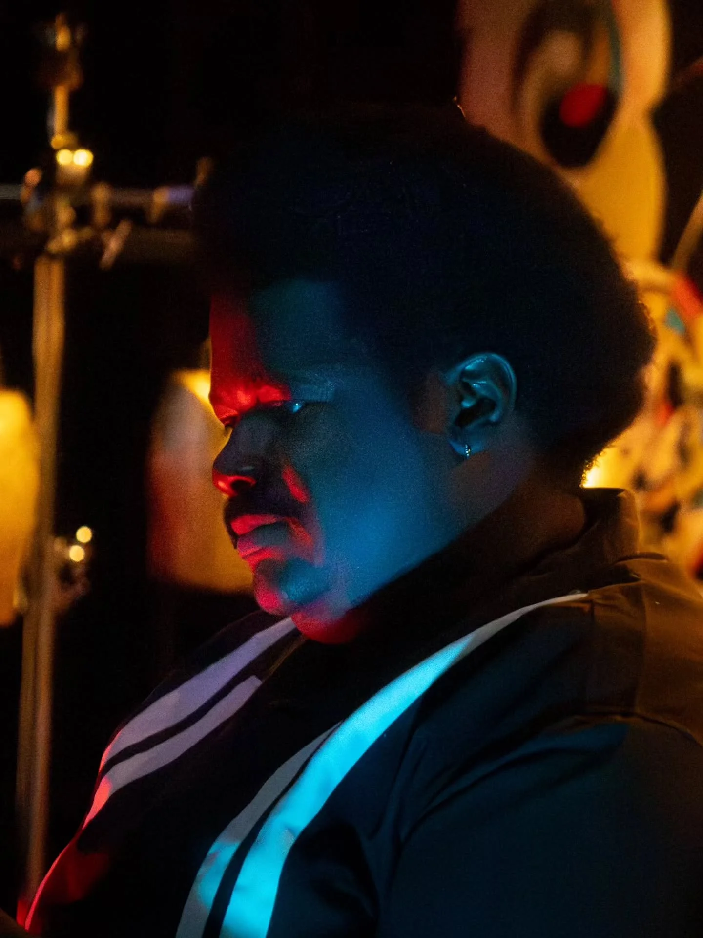 Charles Chatman (@oughtochre) performing as the noise artist Flose at The Nocturnal Cafe as part of the Naked Noise Pre-Show.
Blending noises generated from various sources including cymbals, stringed instruments and an electric toothbrush, Flose b