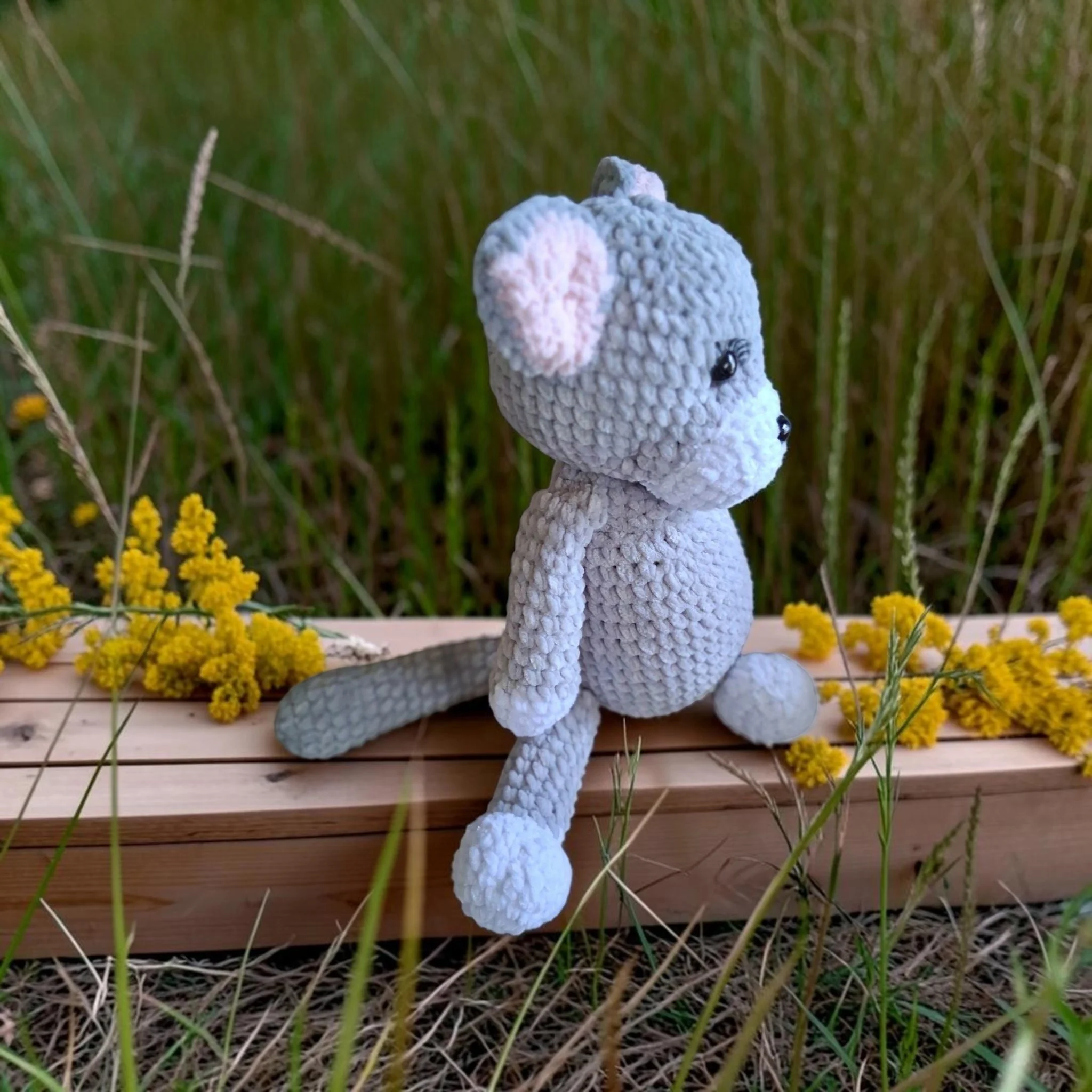 crochetgreycatside.jpg