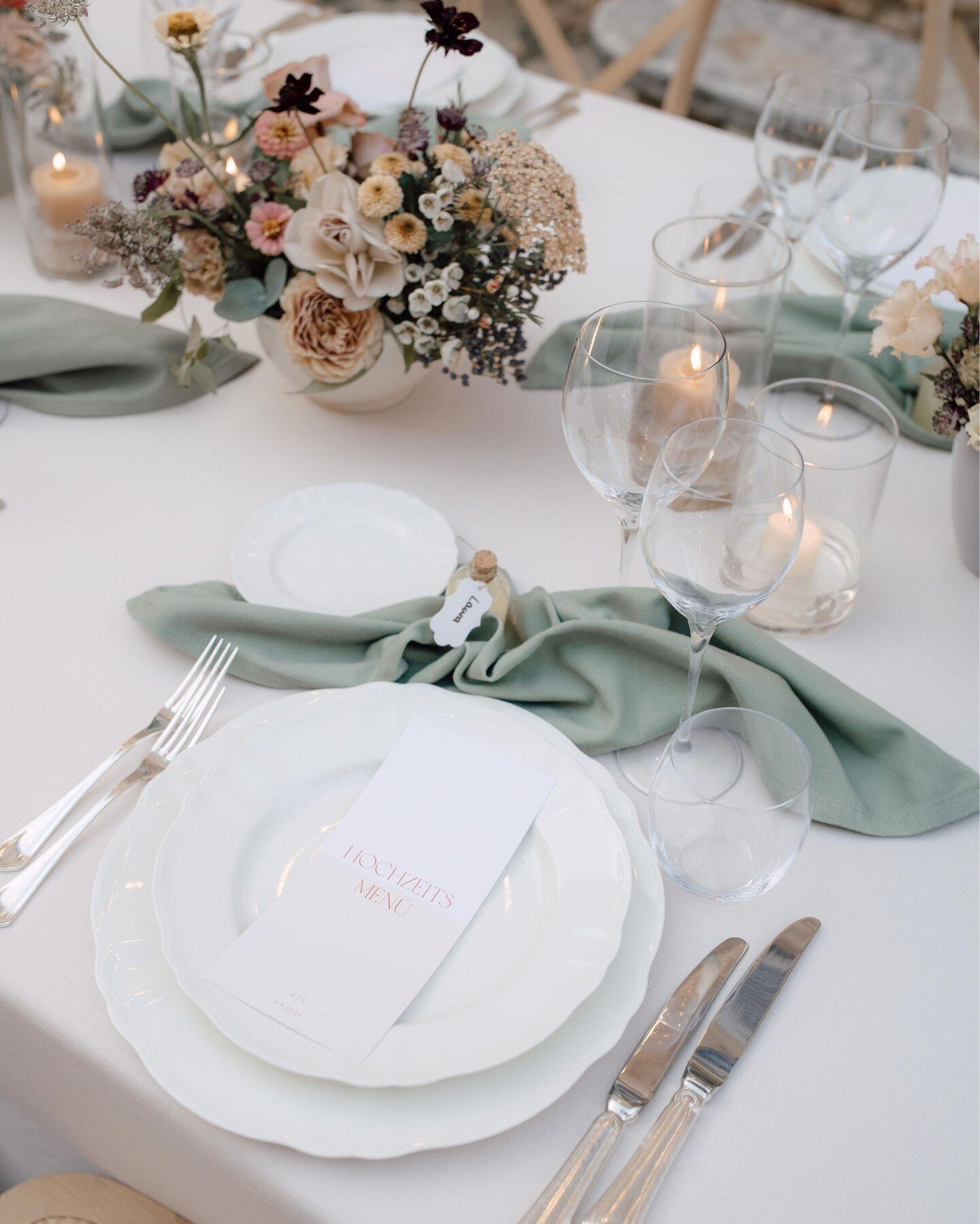 Behold T&amp;C's Tuscan tablescape 🕊️ Where crisp whites meet serene sage, adorned with blooms in peach, plum, and creamy tones, kissed by golden accents. This soft palette set the stage for an unforgettable celebration.

Planning &amp; Design: @ido