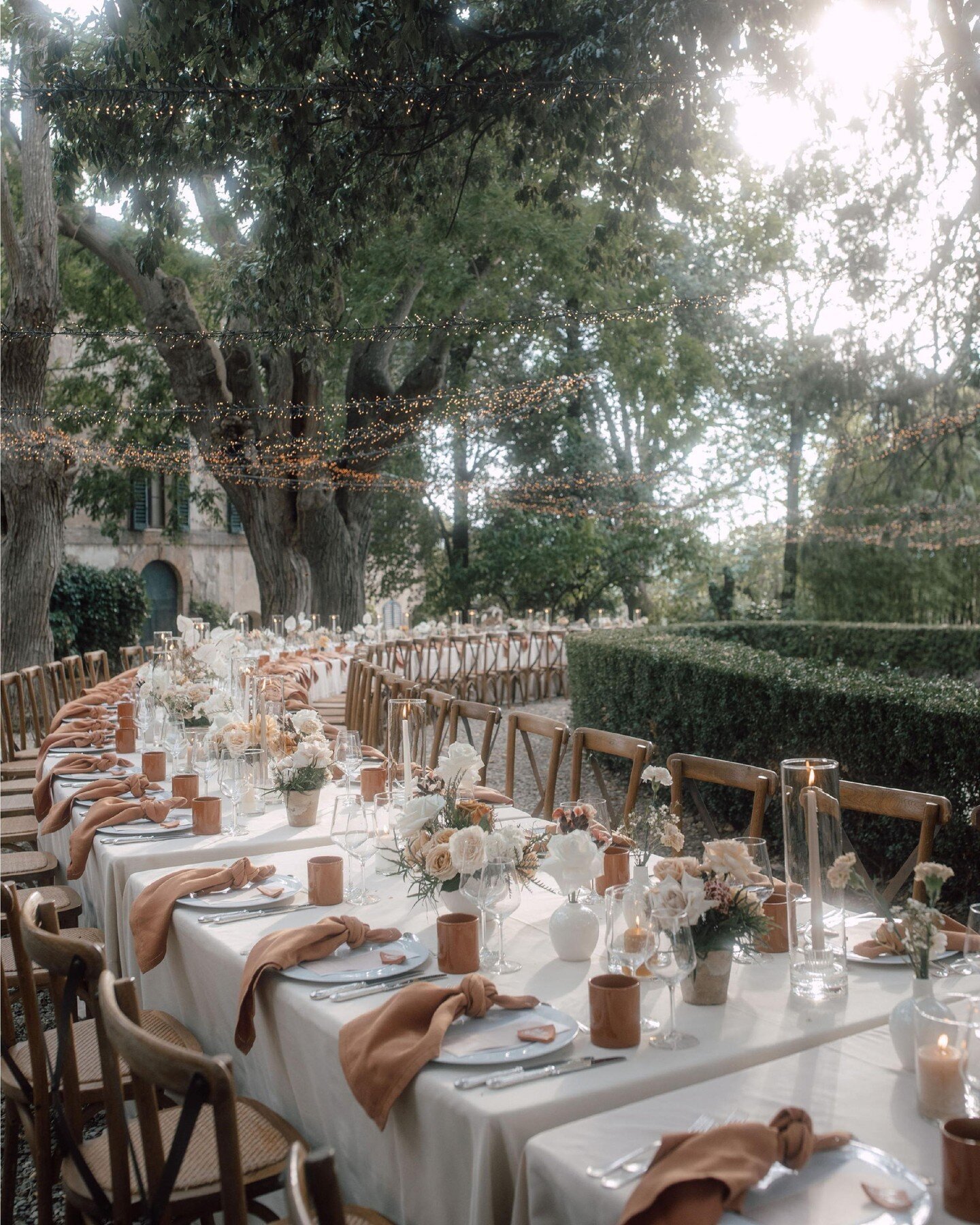 Dreaming over E &amp; M&rsquo;s tablescape in Tuscany.🕊️ The dinner set up was so magical in combination with the breathtaking scenery of Borgo Stomennano and terracotta color palette.

Planning &amp; Design: @ido_events_
Venue: @borgostomennano
Pho