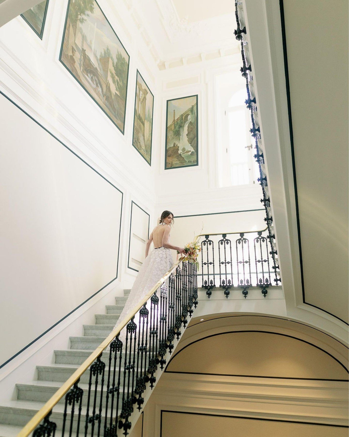 Timeless elegance at Villa Astor, where every corner is a work of art. From the dramatic cliffs of Sorrento to the enchanting gardens, this stunning setting is perfect for capturing beautiful memories. Would you say &ldquo;IDO&rdquo; here?🤍

Plannin