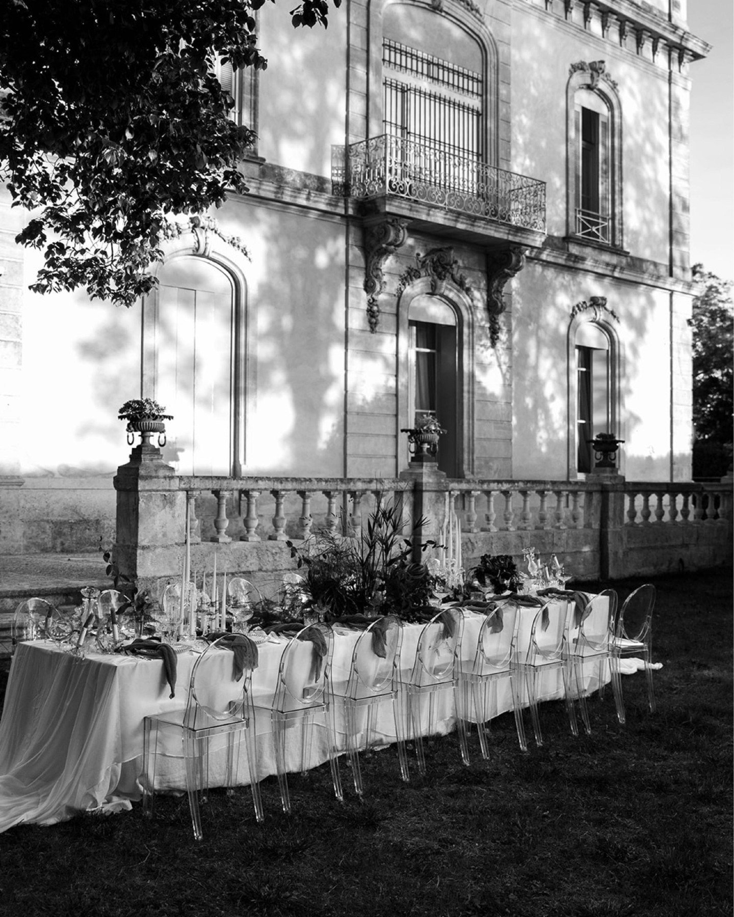 A table setting of timeless beauty in Provence.🤍

Workshop: @eikon.collection
Main photographer &amp; Founder: @marioncophotography
Wedding planner: @ido_events_
Artistic Direction: @fleursdefee, @cmo_studio &amp; @ido_events_
Floral designer: @fleu