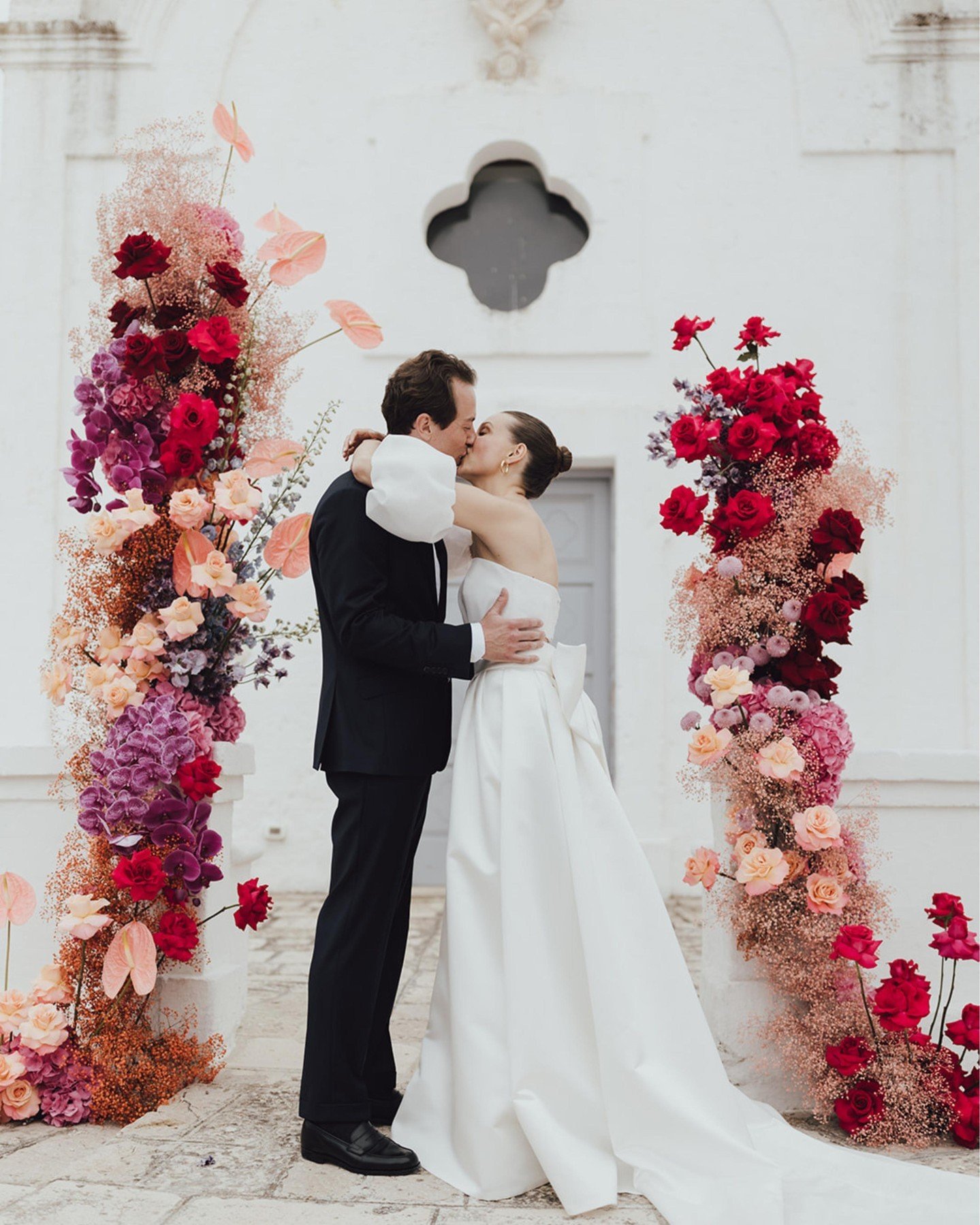 S &amp; D&rsquo;s love in BLOOM &mdash; A living canvas painted with the shades of their love&mdash;from soft pinks to bold cherry reds, deep crimsons, warm peaches, and a touch of muted orange.

Planning &amp; Design: @ido_events_
Photography: @juli