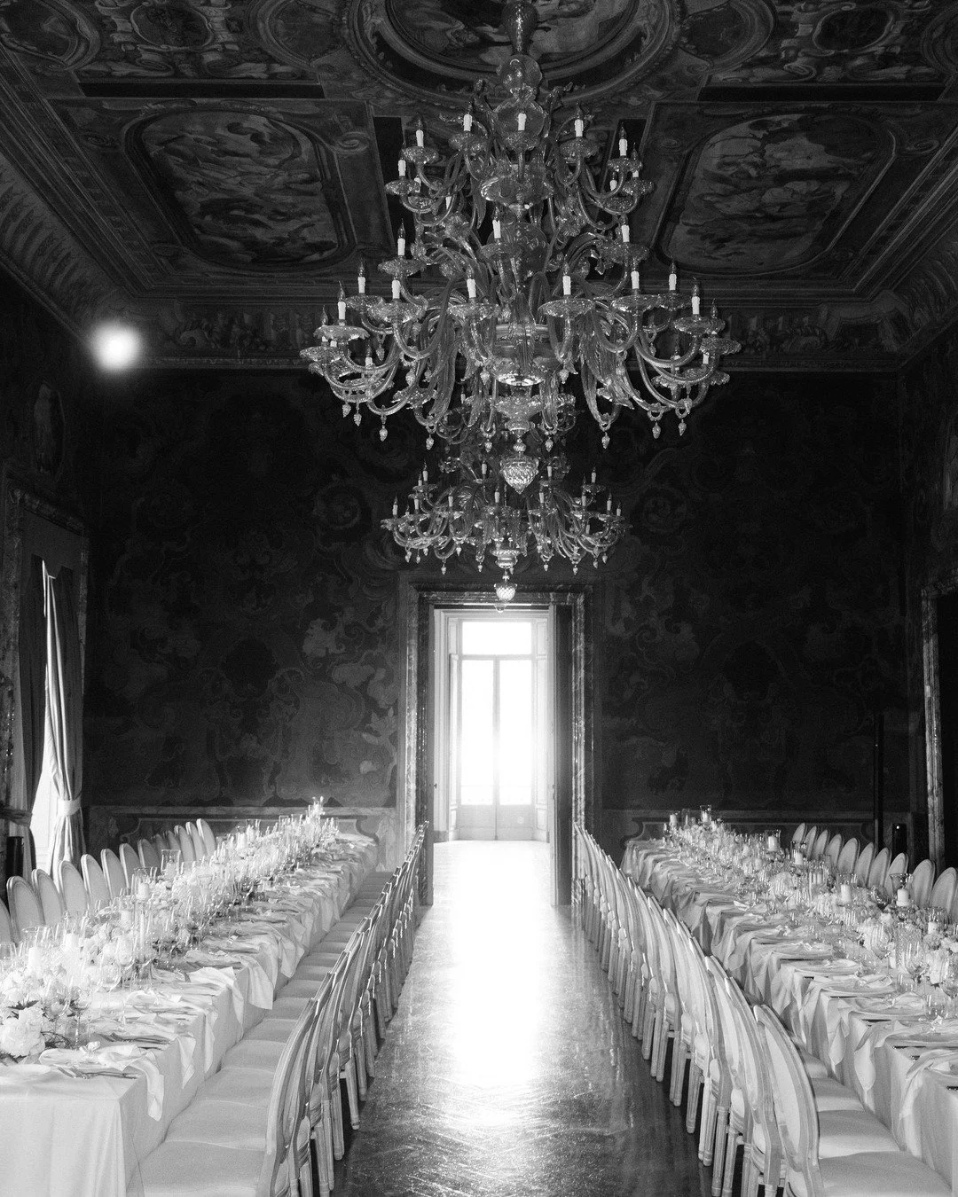 When the sun set over Lake Como, the celebration transformed into an unforgettable dinner inside of the stunning Villa Erba. Long tables dressed in elegant details, the glow of countless candles, and the soft murmur of conversation created an atmosph