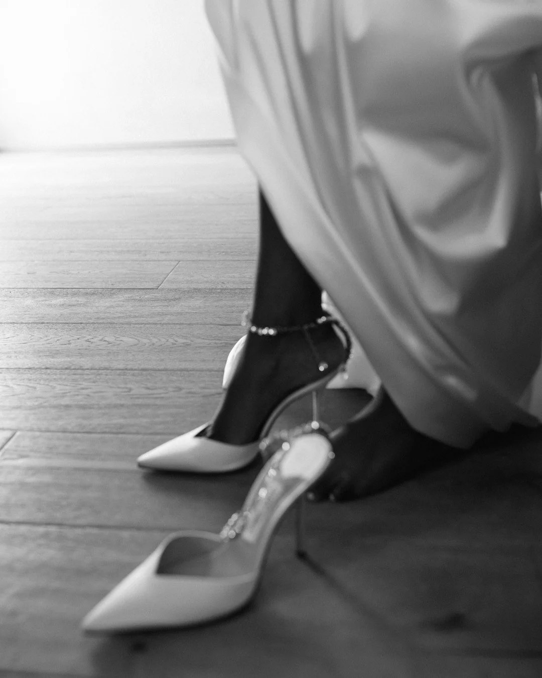 All the stunning details of our beautiful bride A.

 Planning: @ido_events_
 Venue: @tenutadimurlo
 Photo: @the.saums
 HMUA: @triplowbeauty
Dress: @viviennewestwood

#weddingplanner#luxurywedding#highendwedding#luxuryweddingplanner#italywedding#umbri