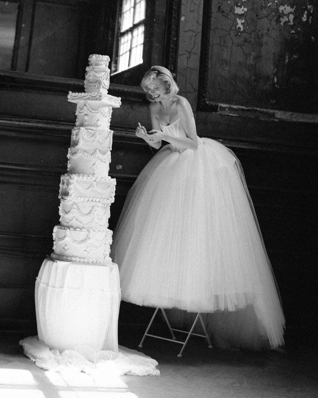 A cake so tall you need a chair to cut it. We are completely obsessed with this edible artwork designed and crafted by @atelier_flora for our recent editorial shoot. 

published now @thewed

Photography: @the.saums
Wedding Planner: @ido_events_
Venue