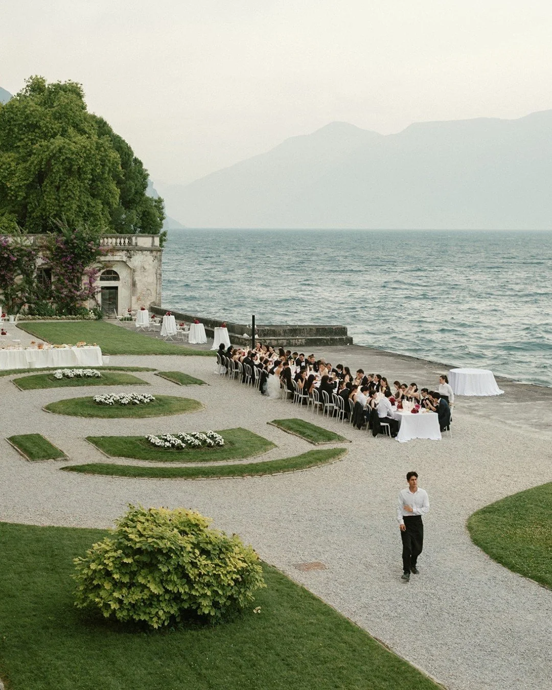We simply can't get enough of this chic dinner situation from D&amp;A's Lake Garda wedding last June! It was just the perfect combination of historic charm, modern elegance and endless happy moments. 

Published now @thewed

Planning &amp; Design: @i