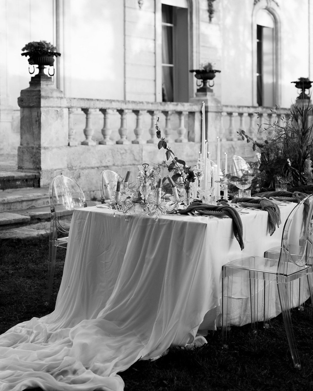 This stunning table setting we've created together with @eikon.collection in France is still getting our heart rate up a little bit. We loved creating this workshop together with such talented partners and always smile looking back at it! 

Workshop: