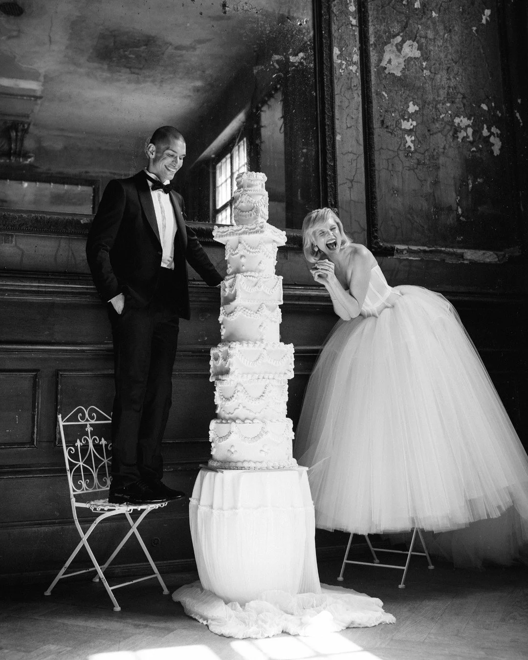 Cake for days! This amazing tall cake-tower @atelier_flora created for our editorial shoot really stuck with us. We had so much fun on set that day with many of our befriended vendors and the results really are to die for! 🤍

published now @thewed

