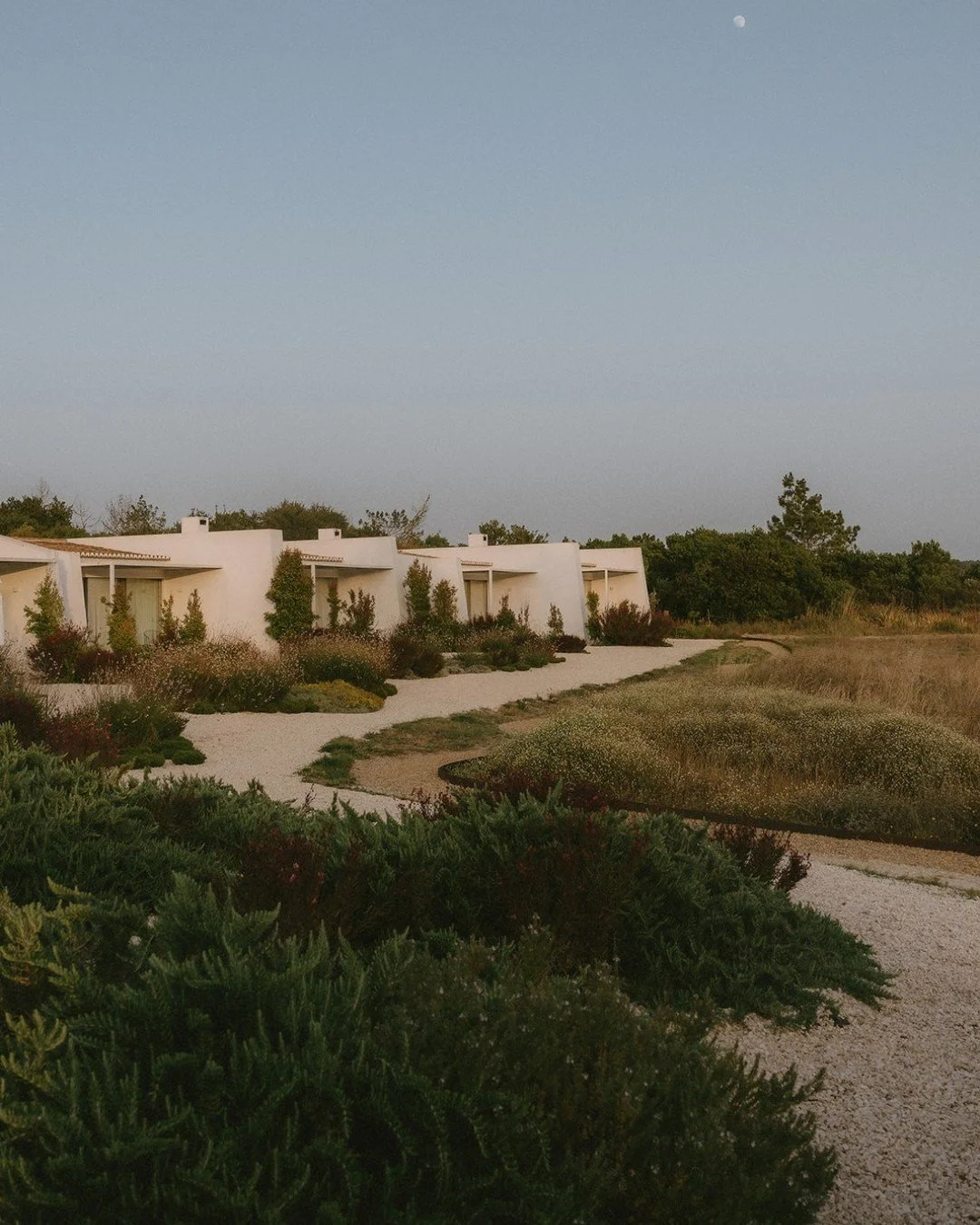 This beautiful Algarve wedding from last season has to be our most lush and natural outdoor-wedding we have ever done - and we absolutely loved every bit of this. Everything from the venue, the design and atmosphere came together so effortless and cr