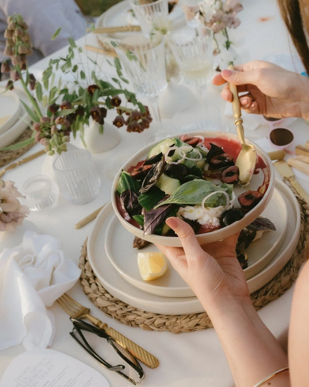 What matches an Algarve outdoor dinner better than fresh organic food that is sourced locally in Portugal? @baldio.food complimented C&amp;T's lush and natural wedding dinner so well, we are still in love! ✨

planning and design: @ido_events_
photo a