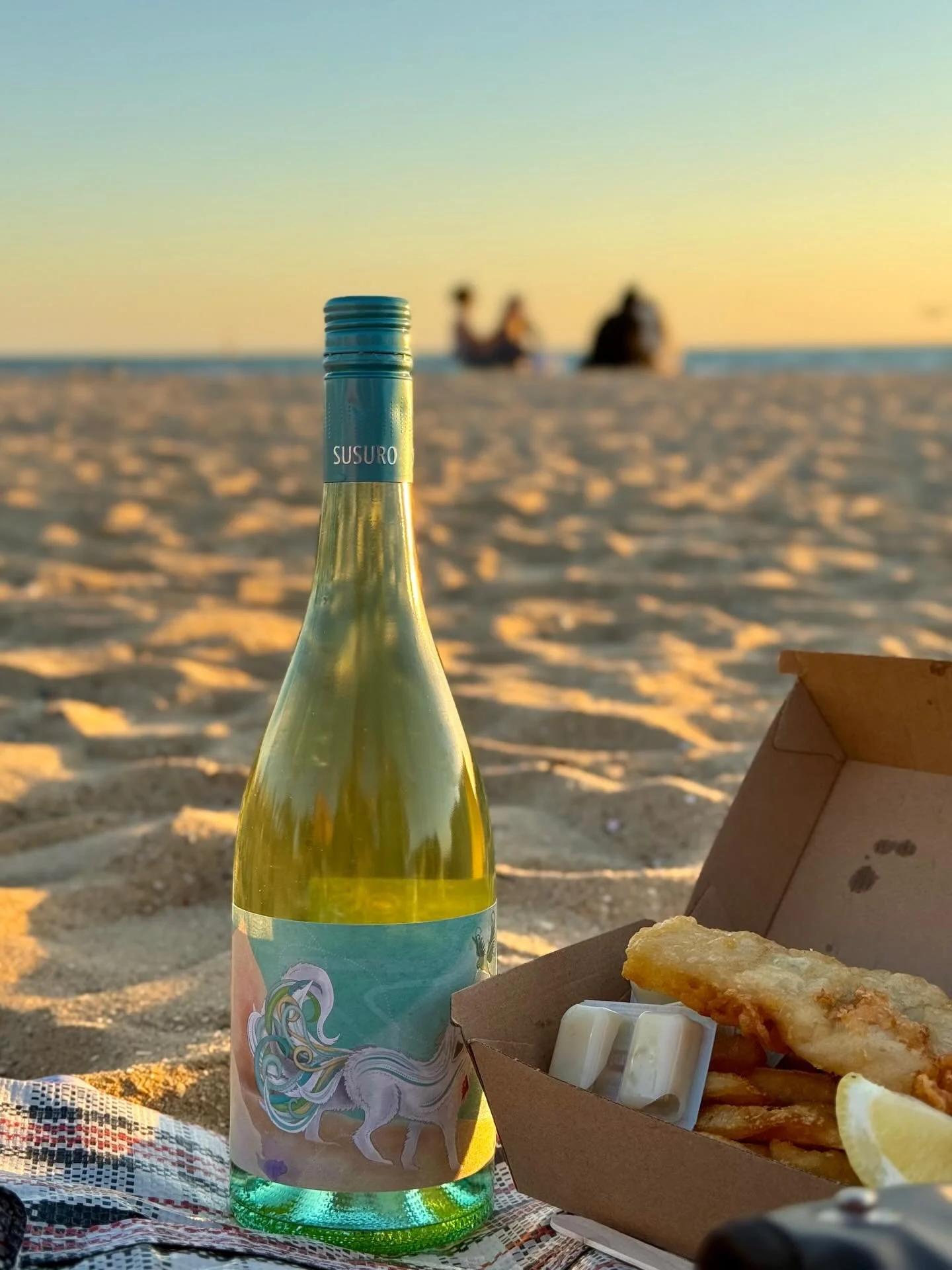 Hot days on the beach calls for salty Vermentino and fish and chips. This one js my Farfalla 2021 Vermentino from McLaren Vale. 14 days on skins and delicious 😋 

#vermentino #hotday #summerwine