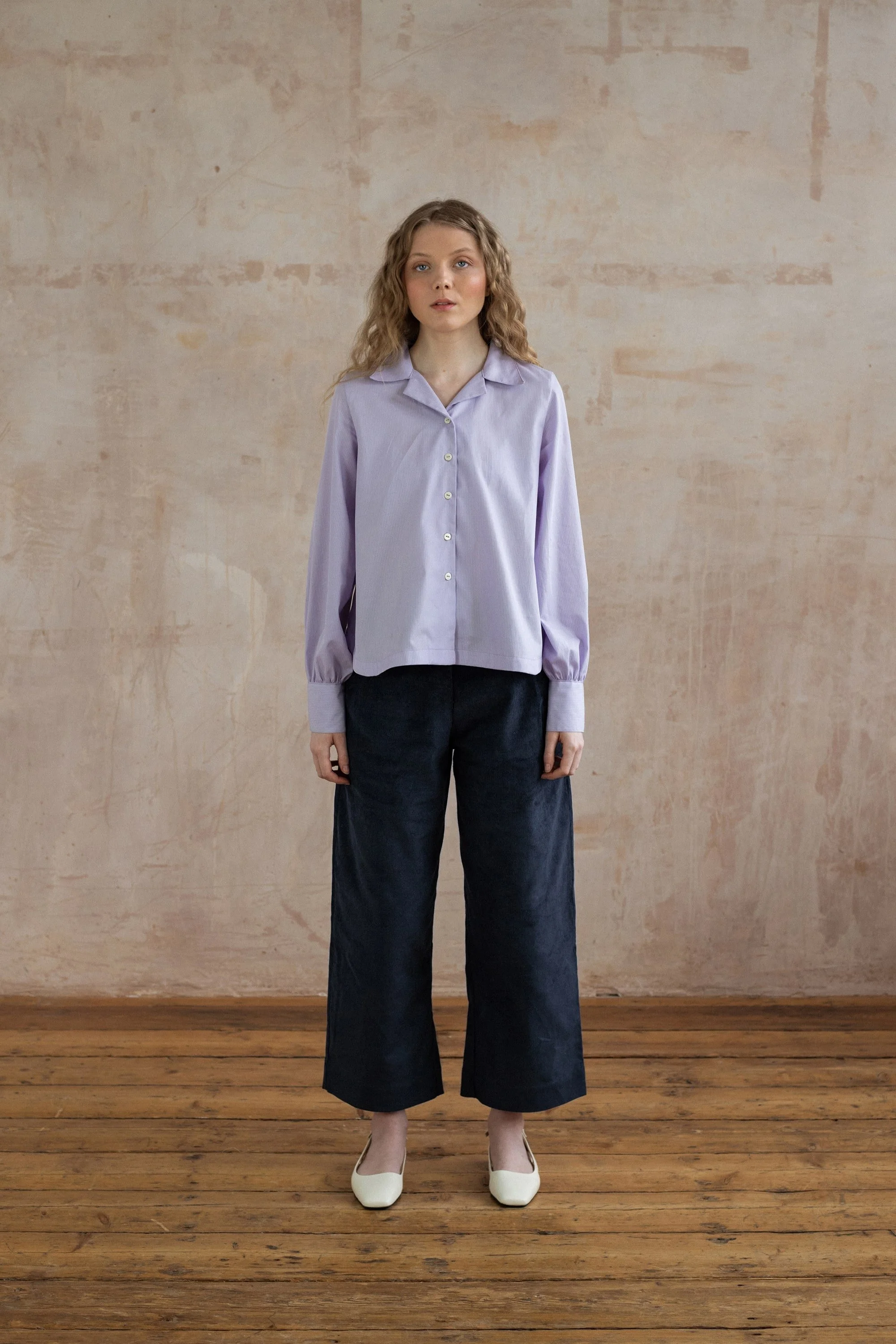 Model wears lilac puff sleeve shirt in a size 8