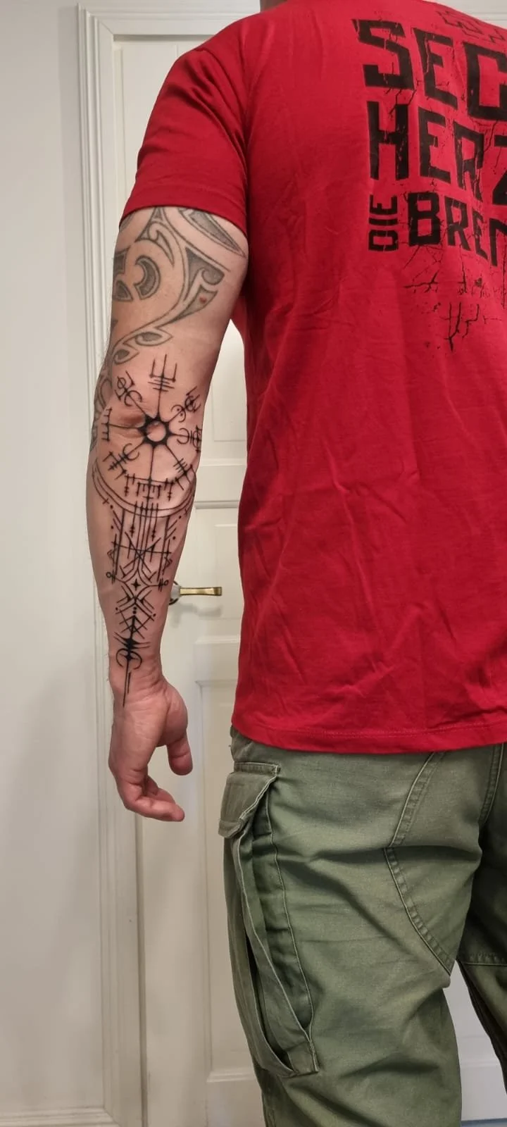Detailstattoo_iso tatuointi_vegvisir riimukompanssi.jpg