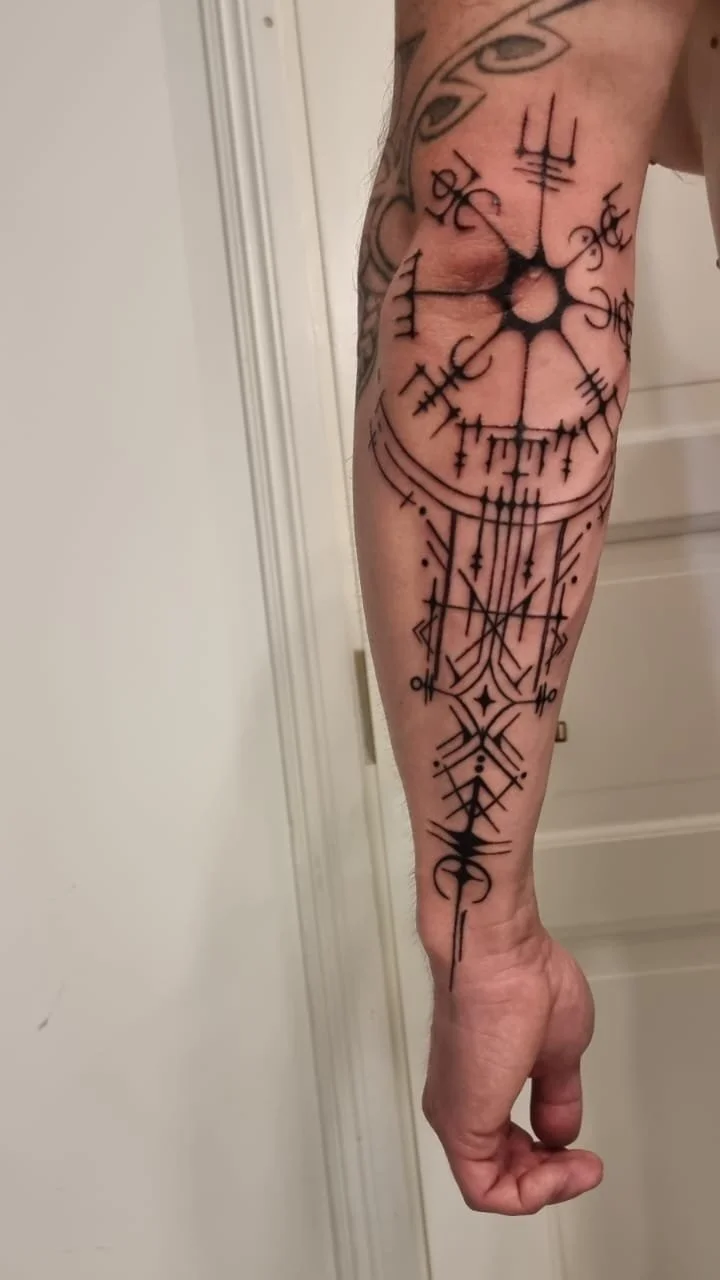 Detailstattoo_keskikoinen+tatutointi_+vegvisir+riimukompassi.jpg