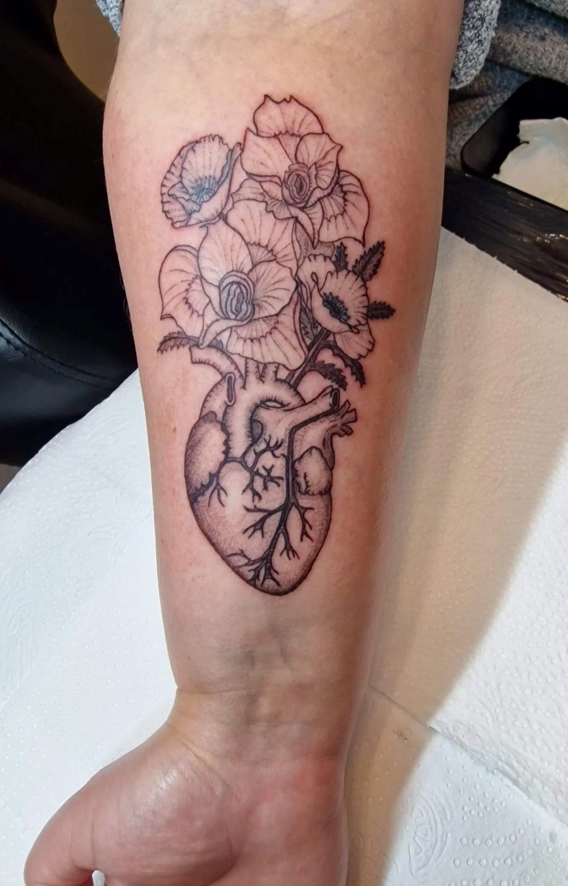 Keskikokoinen+fineline+tatuointi+syd%C3%A4nkukka+-+Details+tattoo.jpg