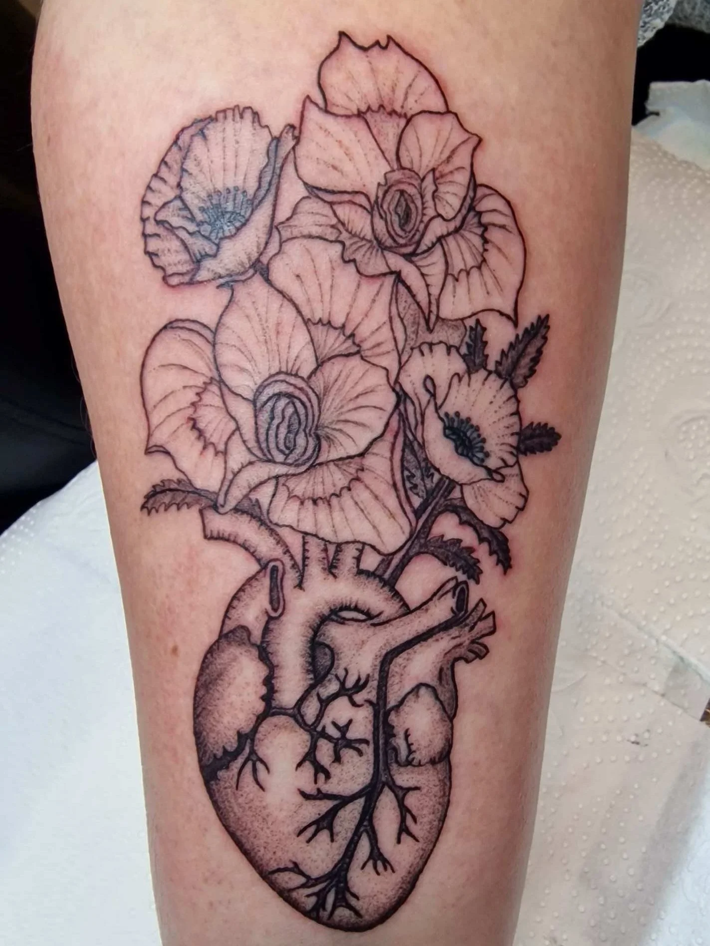 Keskikokoinen%2Bfineline%2Bsydankukkatatuointi%2B-%2BDetails%2Btattoo.jpg