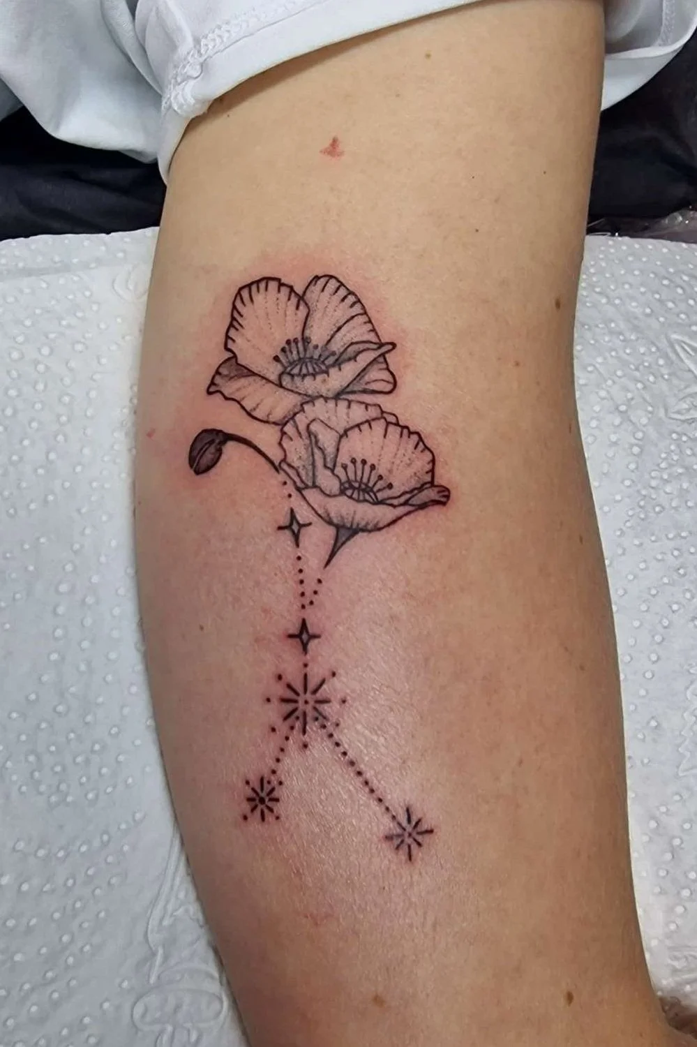Fineline ravun tähtikuvio tatuointi.