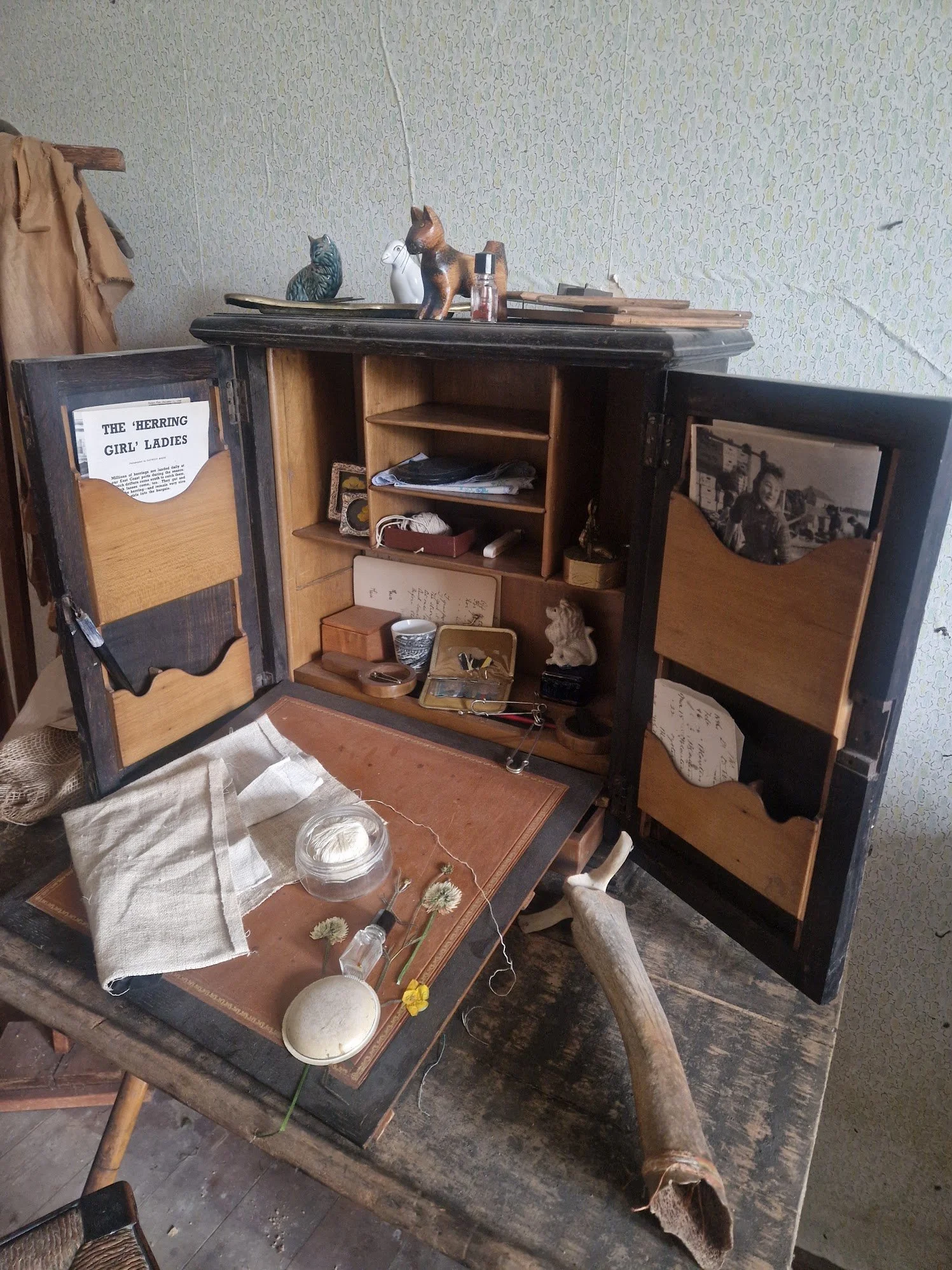 islas desk.jpg