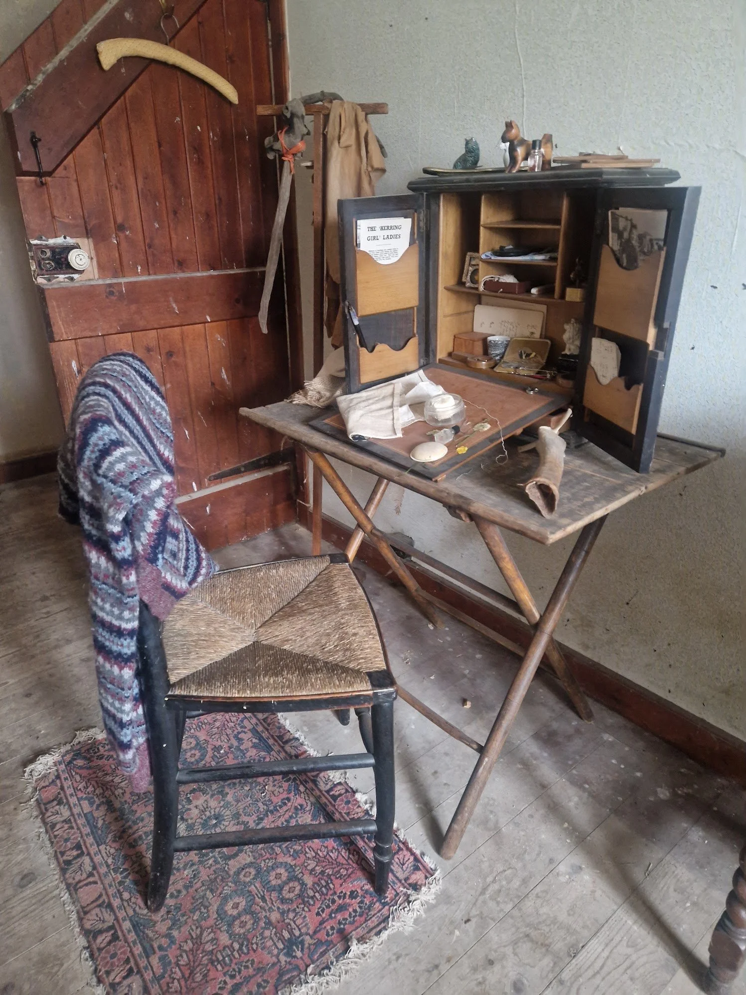 islas desk 2.jpg