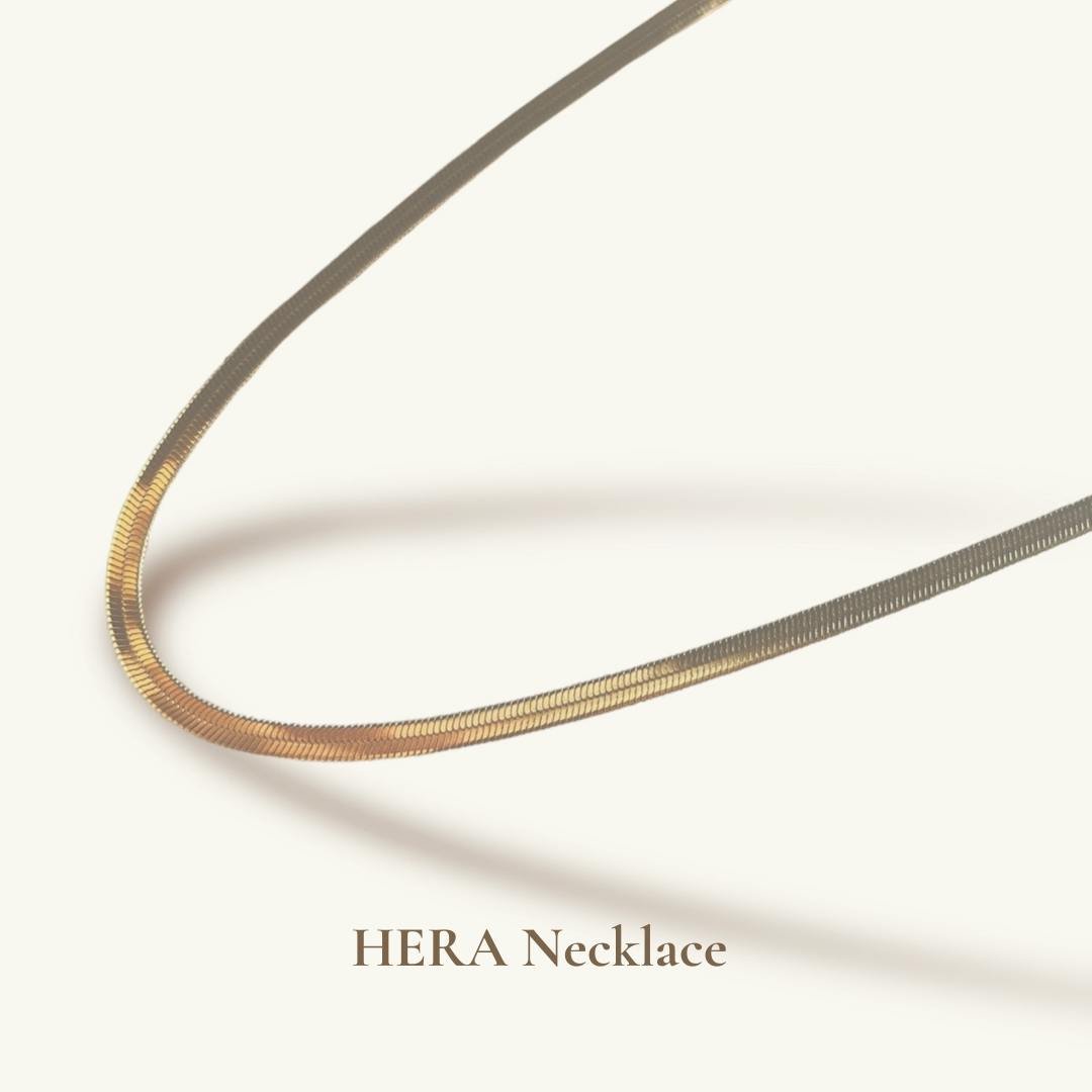 HERA GOLD Necklace ✨

Portez le Collier Gold Snake Seductress pour amplifier votre confiance et embrasser votre f&eacute;minit&eacute;. 

L'acier inoxydable durable garantit une long&eacute;vit&eacute;, vous permettant de porter cette pi&egrave;ce s&