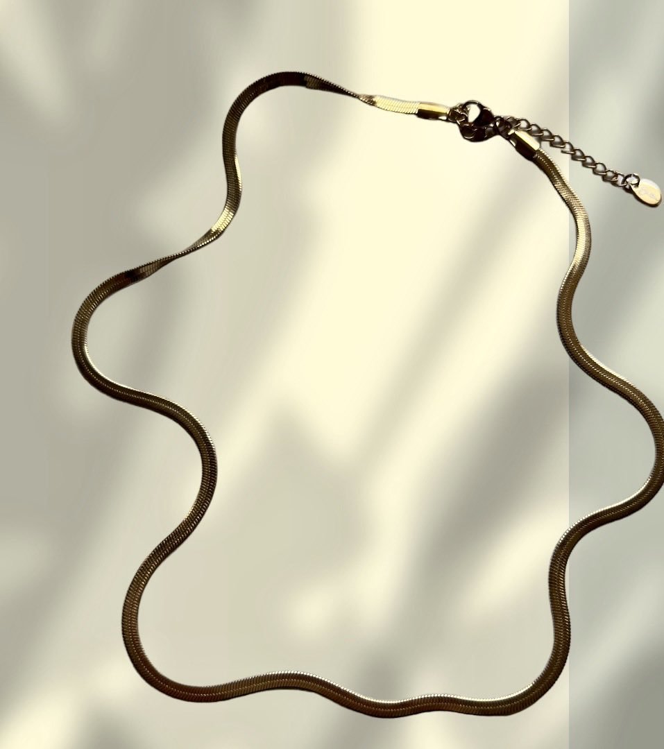&Eacute;l&eacute;gance intemporelle. Notre dernier collier en or, captur&eacute; sous la lumi&egrave;re parfaite. Chaque d&eacute;tail brille avec finesse ✨  #BijouxExquis #Or&Eacute;l&eacute;gant&quot;