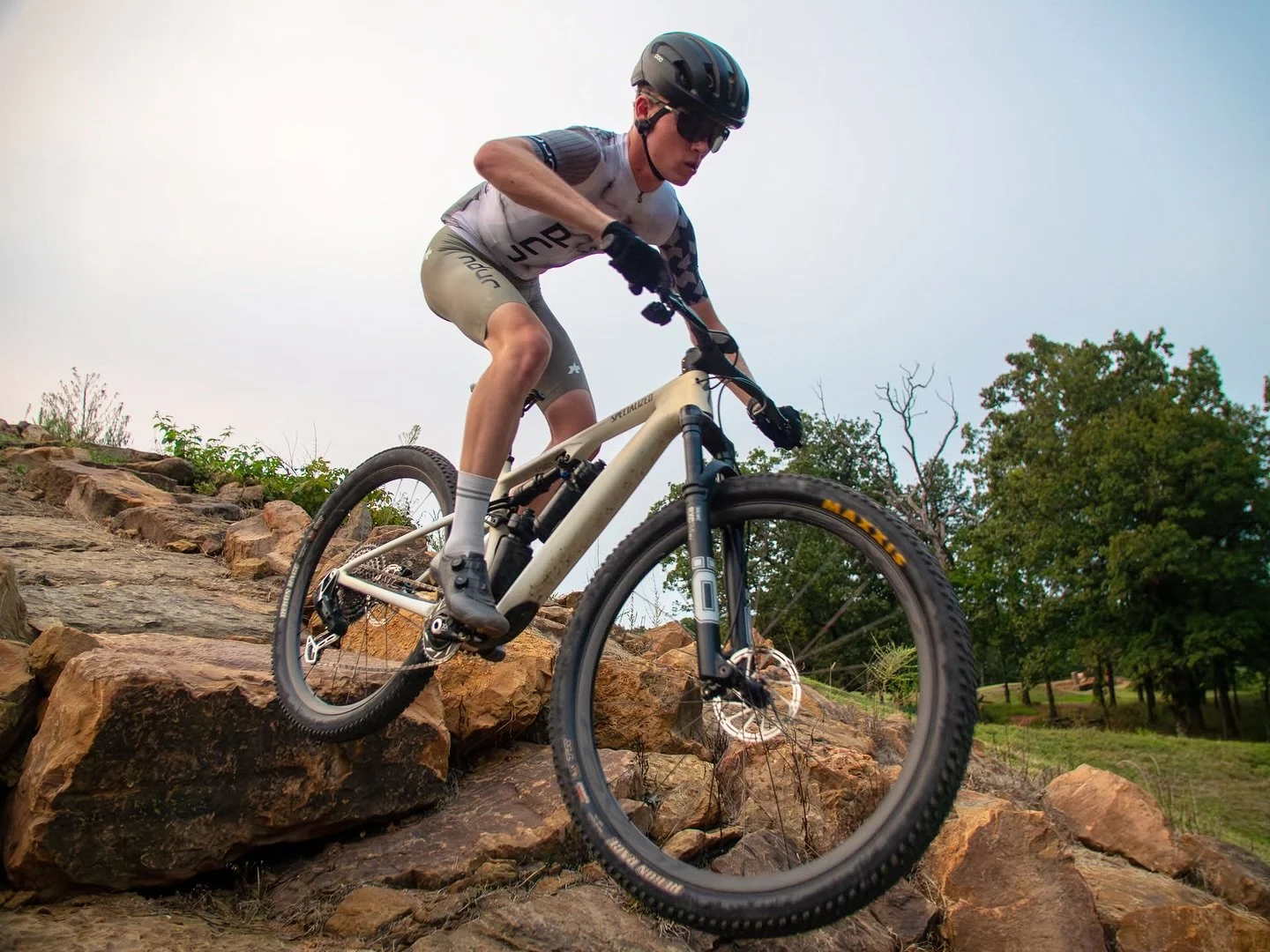 Dropping into the weekend like @_corbingudgell_! 

That new @assosofswitzerland NDUR WHT MRBL edition looks even better than the 3D drafts! 

📸: @kimmy_yimmel 

#choosetoNDUR #NDURcoaching #cycling #mtb #mtblife