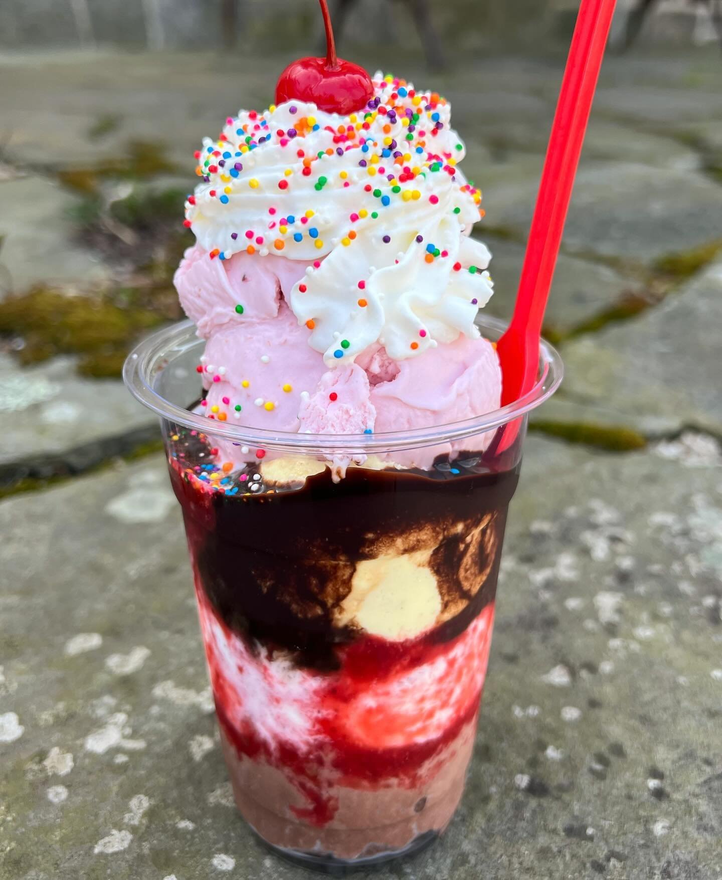 You deserve a special little treat this weekend and this just might be it💝💐

🍨SODA SHOPPE SUNDAE🍨

Meant to evoke traditional sundaes of the past, it&rsquo;s our own take on a classic banana split. 

Vanilla bean✨
Chocolate milk🍫
Strawberry masc