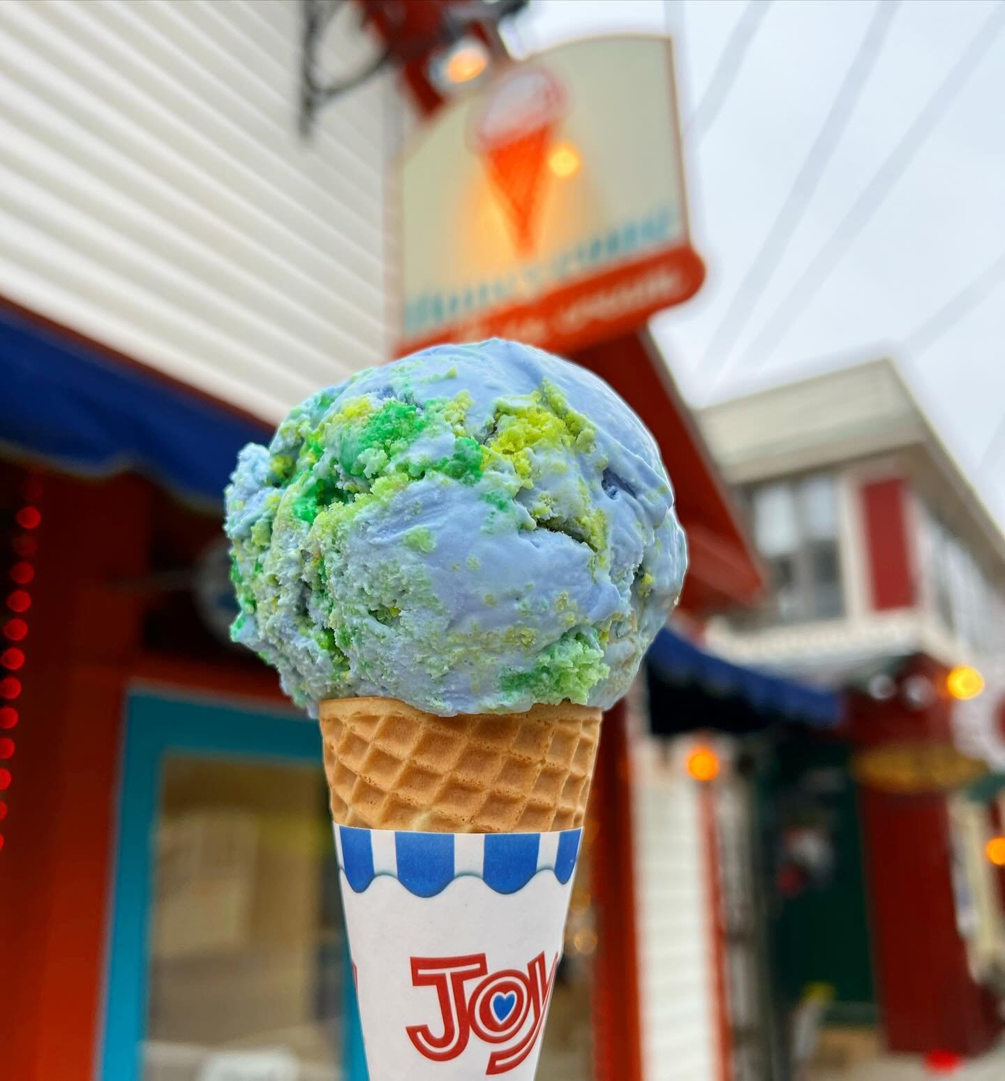Okay, one last special addition to the menu for tomorrow&rsquo;s Chester Earth Day (Saturday 4/20)&hellip;🥁🥁🥁&hellip;

🌍MOTHER EARTH ICE CREAM🌍

Blue vanilla ice cream (colored with spirulina!) with green cake🎂

We keep forgetting what we decid