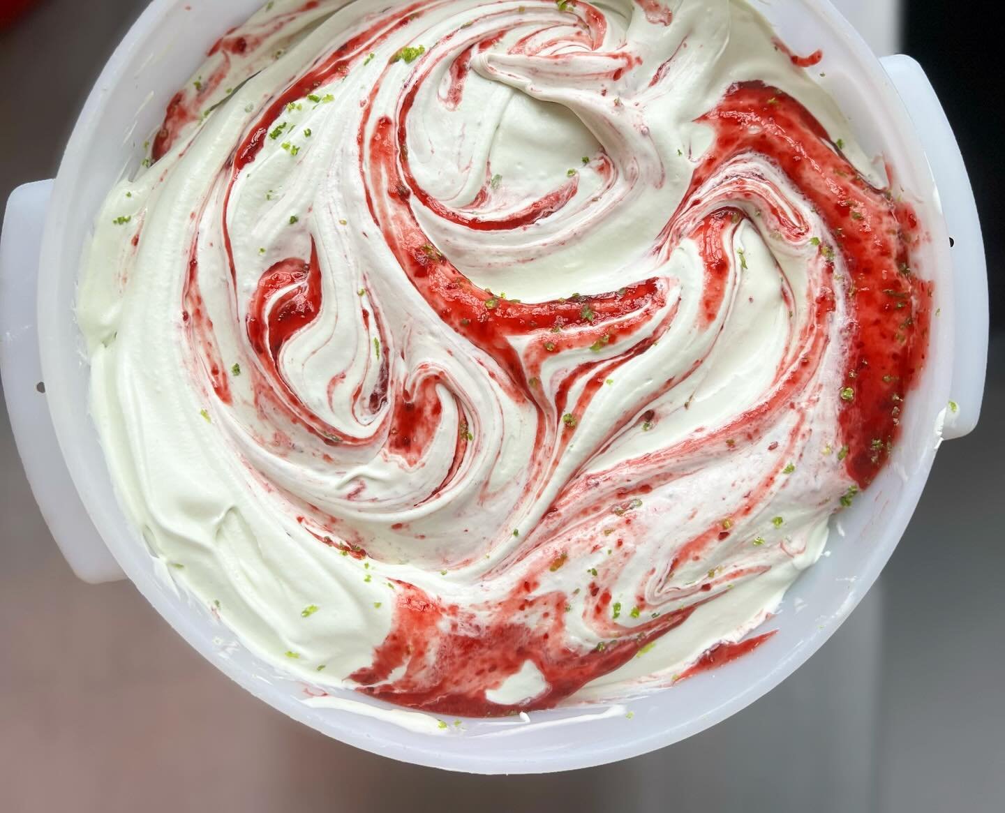 🍒🍋&zwj;🟩VEGAN CHERRY LIME✨

🏖️Coconut milk ice cream with lime as a base flavor, a cherry swirl, and lime zest🍋&zwj;🟩A perfect end of the week treat🍹