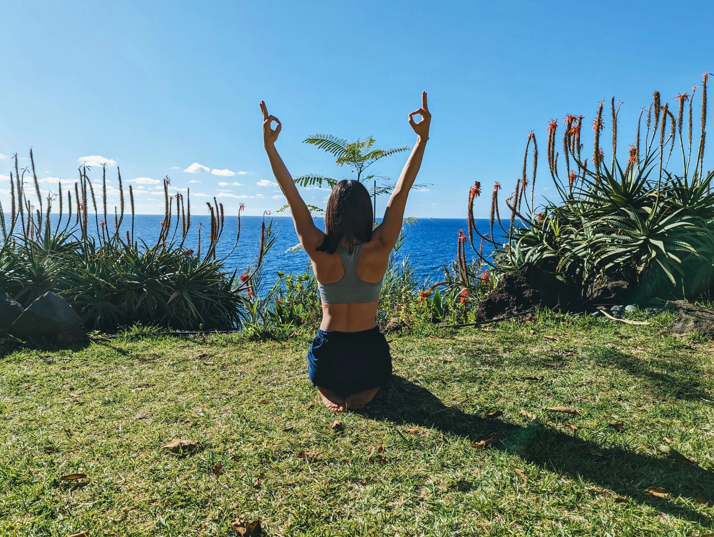 femme pratiquant le yoga devant la mer, doshas, ayurvéda, pratique de yoga en fonction des saisons, saison estivale