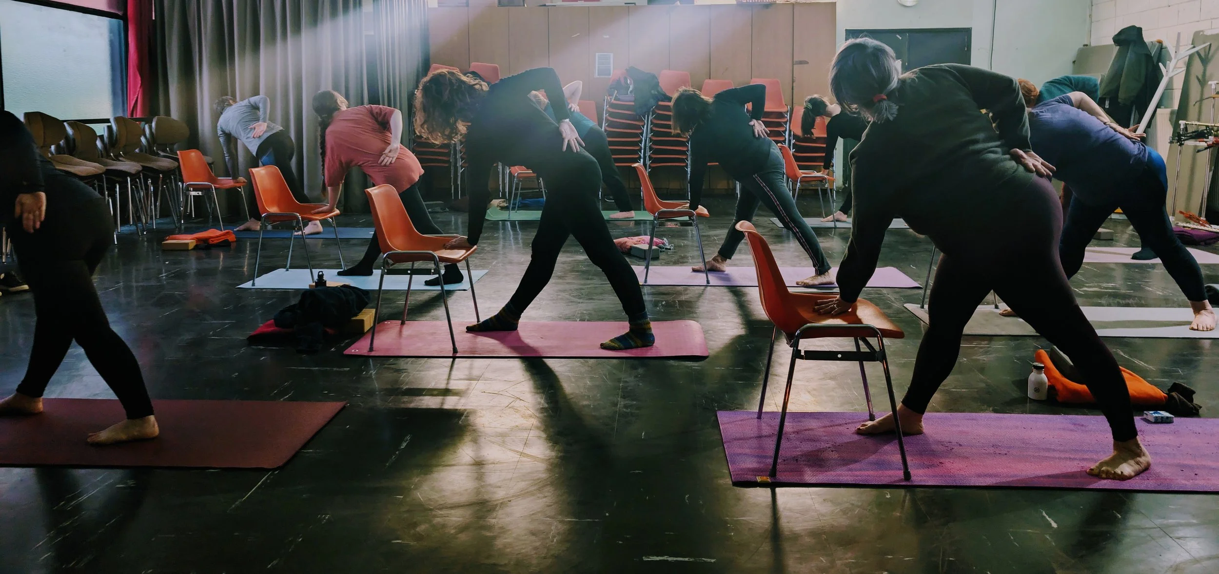 femme en posture de yoga, yoga adapté, yoga avec chaise, yoga pour le dos, hatha yoga, yoga paris
