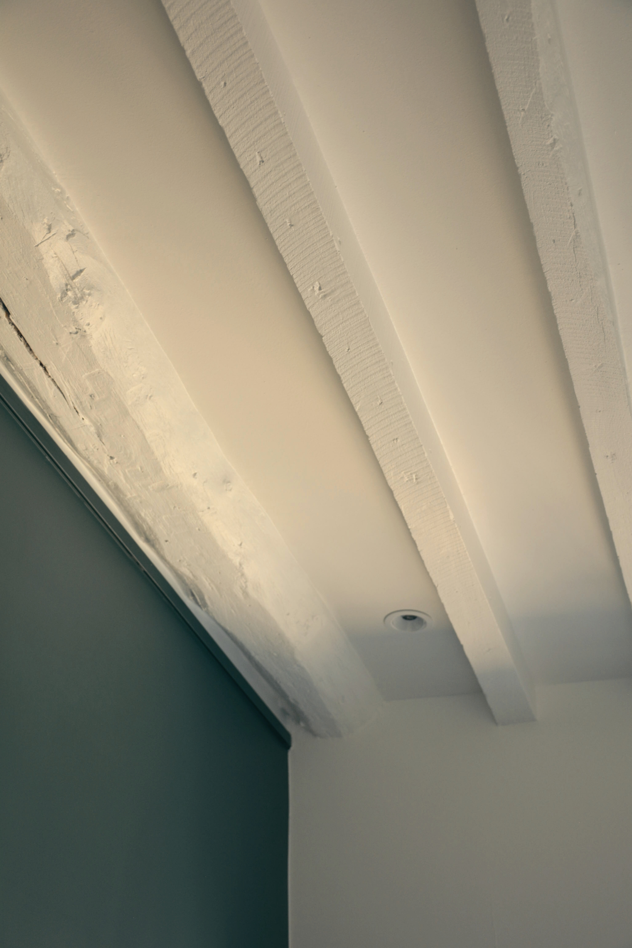 Plafond en cours de rénovation avec des éléments en plâtre et une lumière encastrée