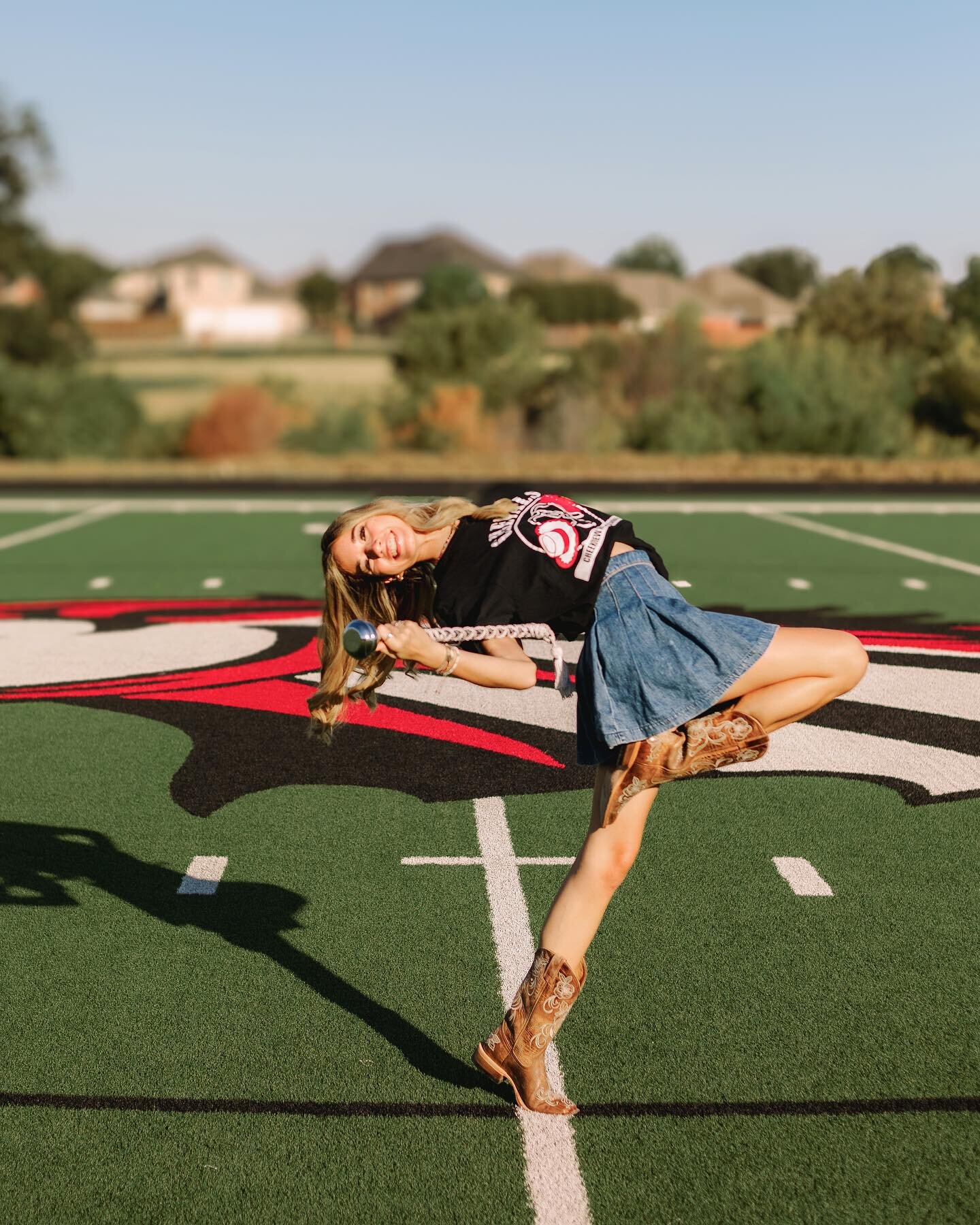 I love photographing seniors and incorporating their favorite things🎉 Miss Elle is the captain of her drill team at Creekview High School. I had so much fun shooting on her home turf to start off her senior session🤍