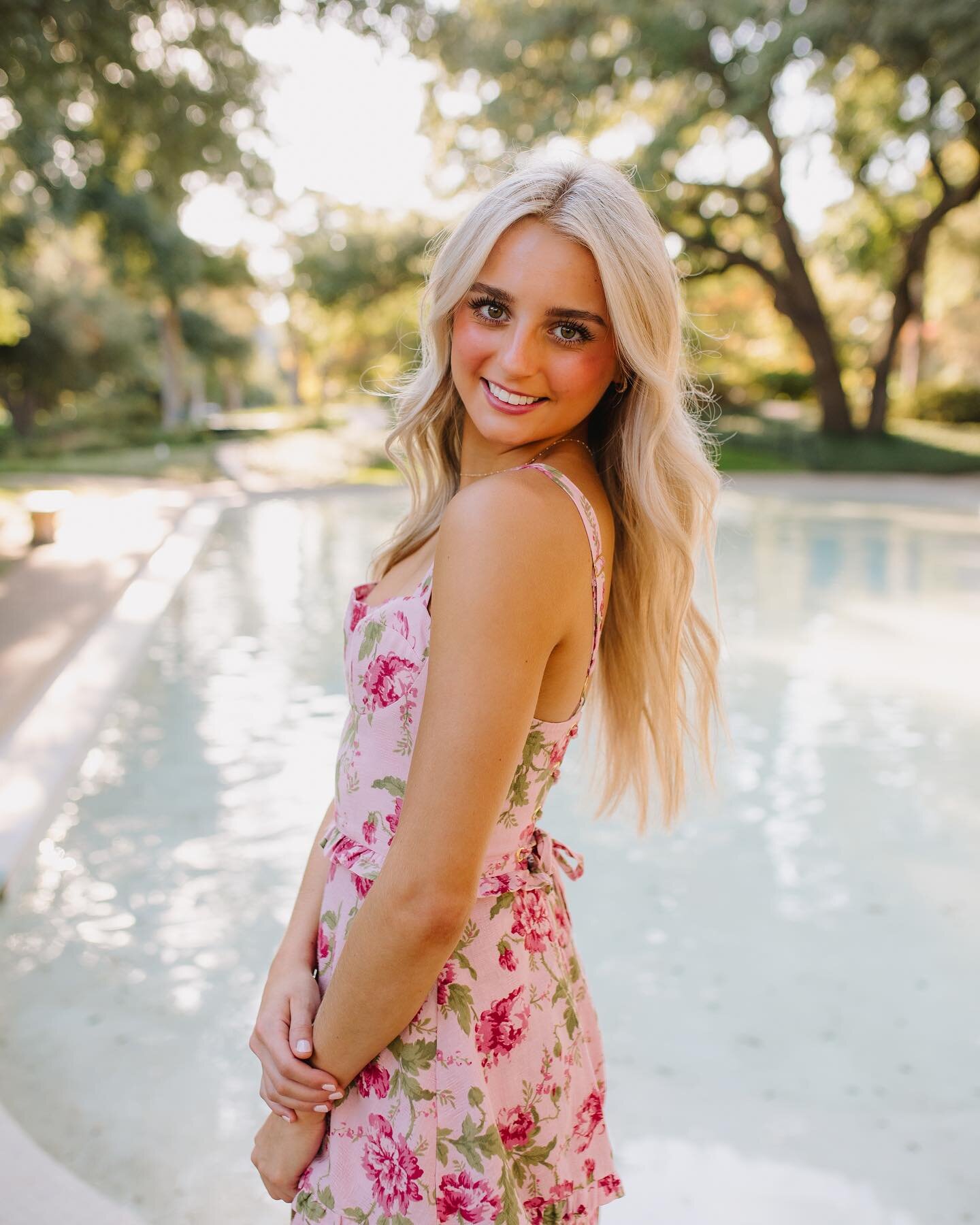 Checkout this pretty girl in pink💗💗 I had so much fun with Raegan and her mom! I love getting to meet and spend quality time with each of my clients and get to know them throughout their session. It&rsquo;s one of my favorite things about my busine